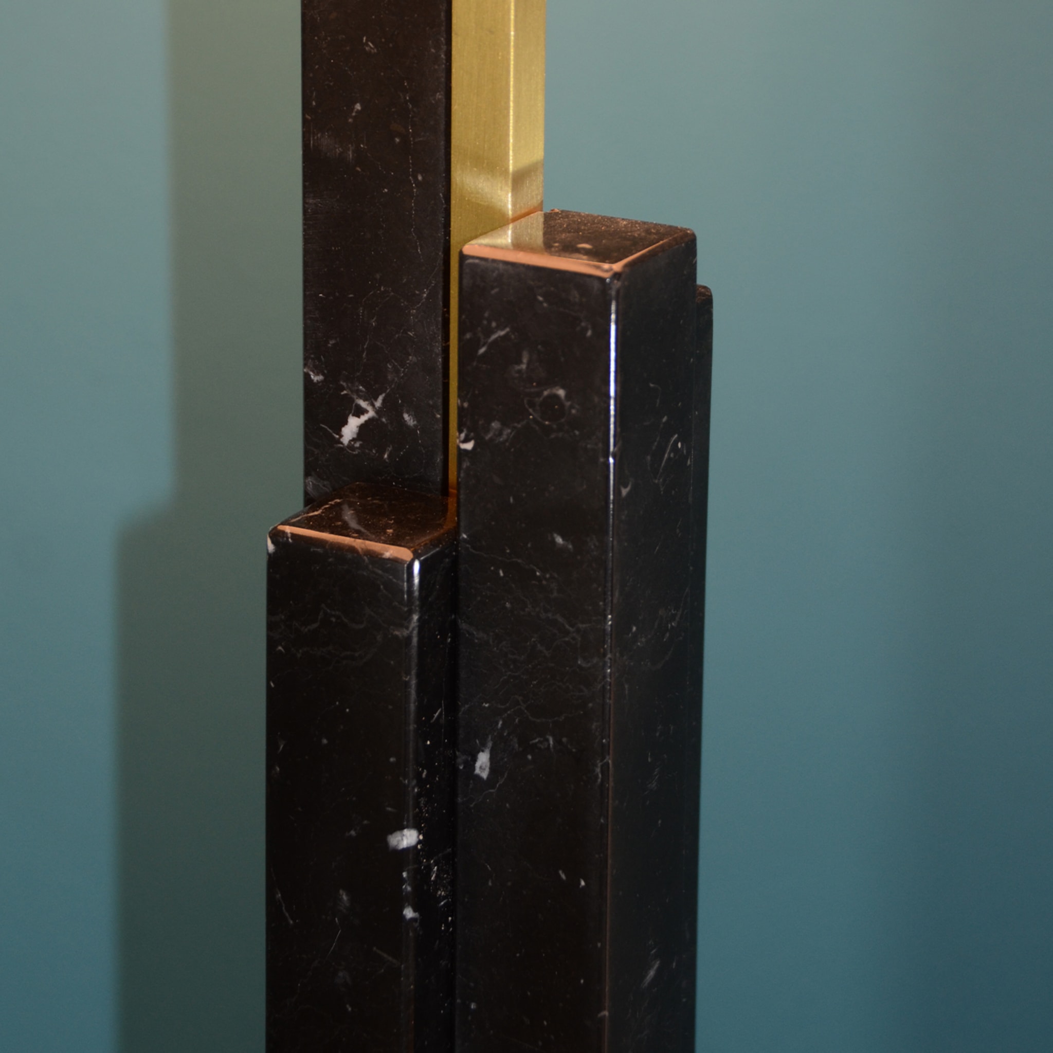 "Vintage Skyline" Table Lamp in Marquinha Marble and Satin Brass - Alternative view 1
