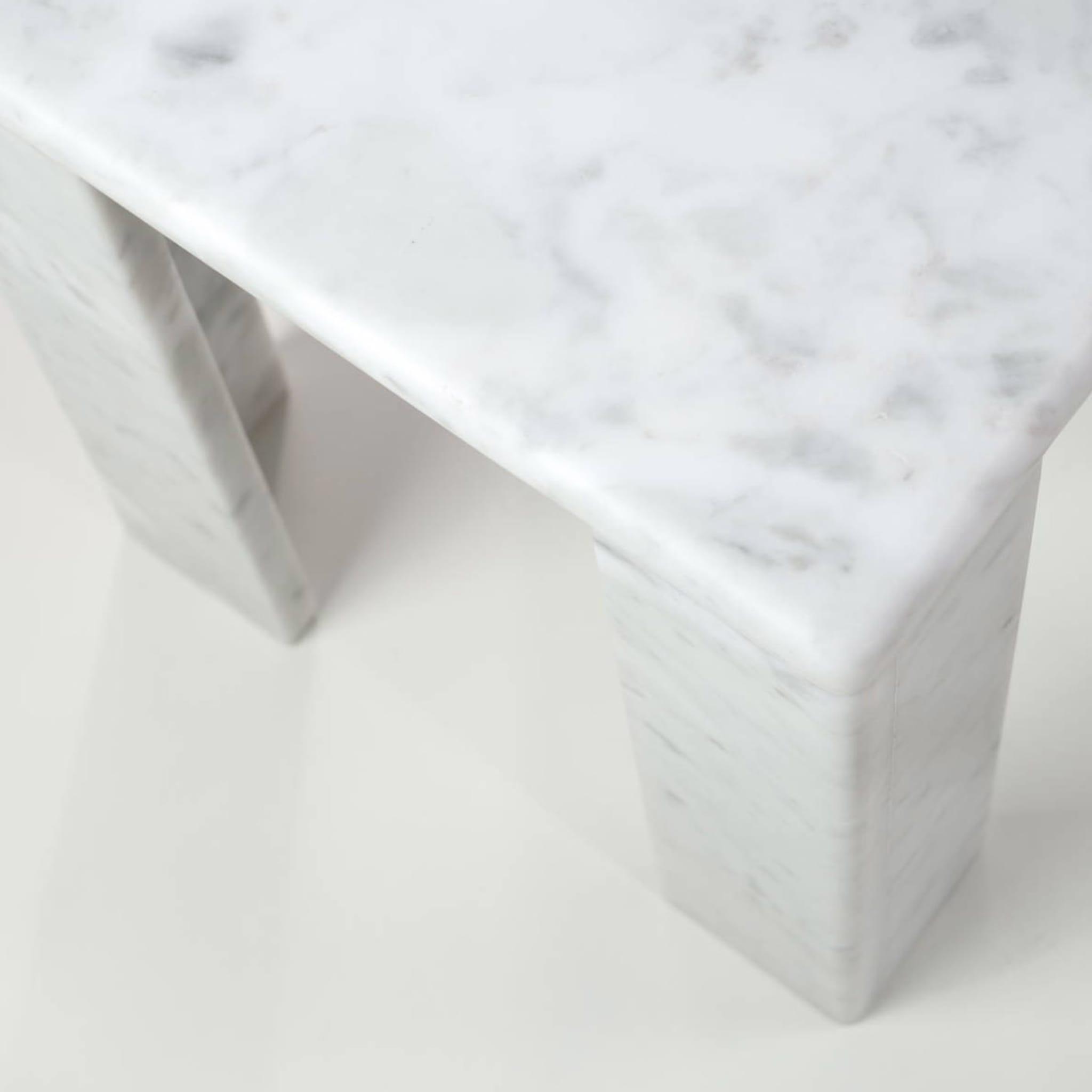 ChunkY02 Table d'appoint en marbre de Carrare - Vue alternative 3