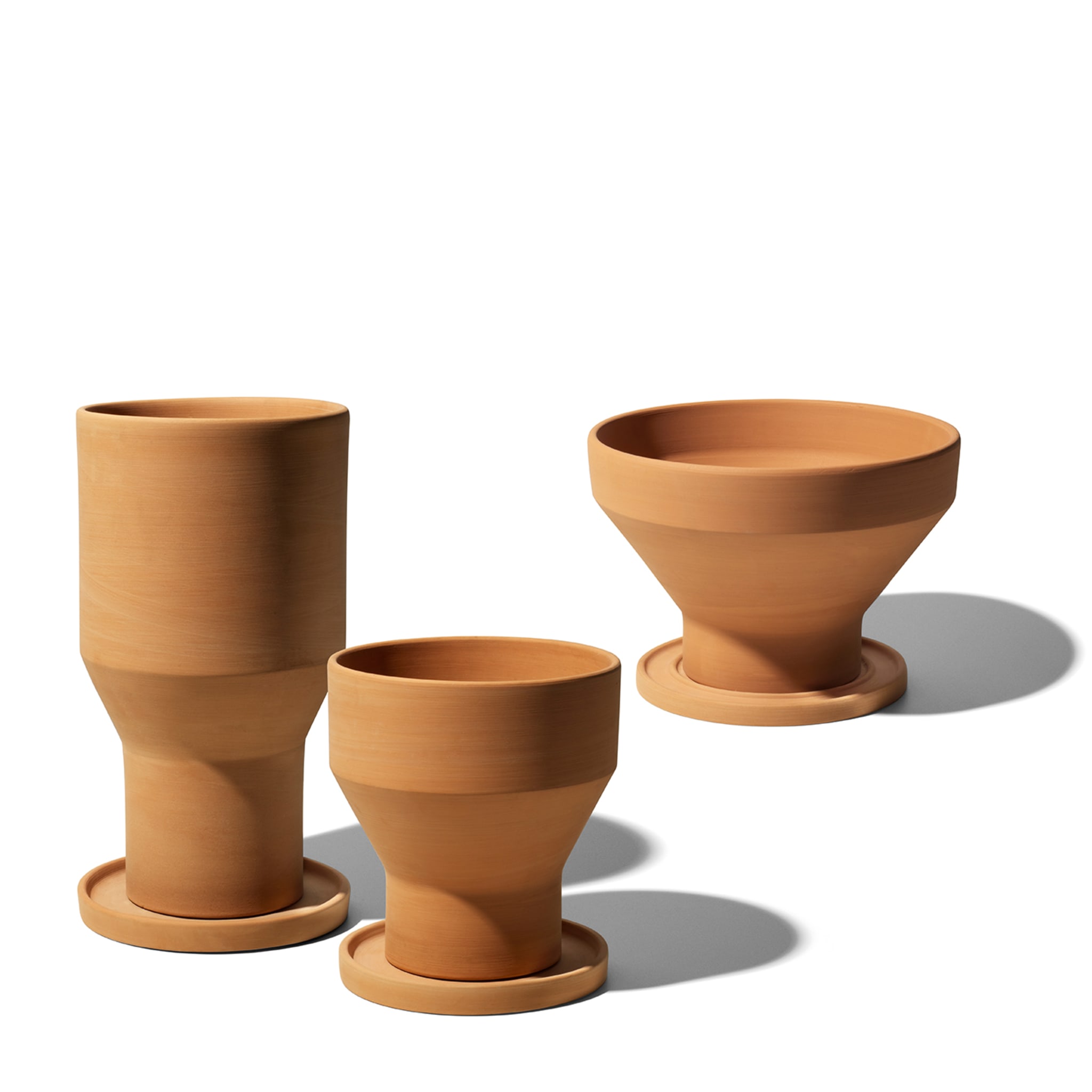 Pila Set of Terracotta Vase and Plant Saucer - Alternative view 1