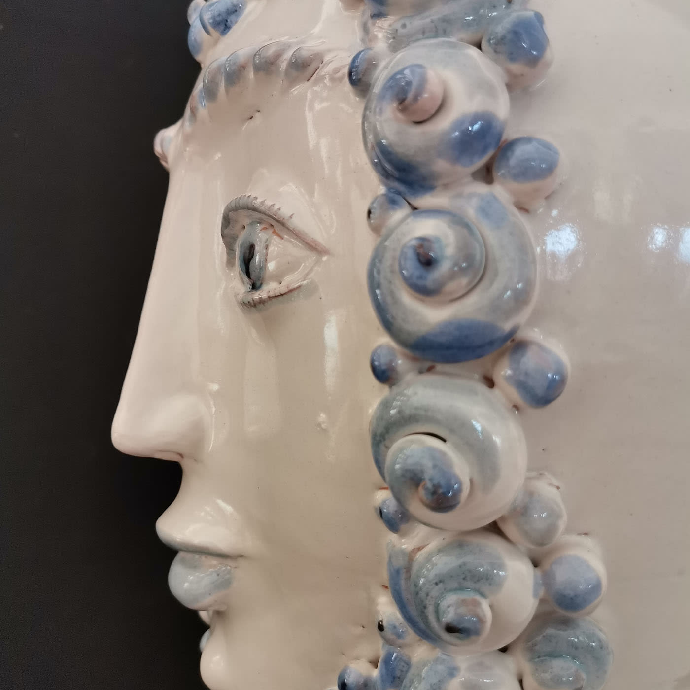 Vaso ad anfora bianca e azzurra a forma di testa Filadelfio Todaro