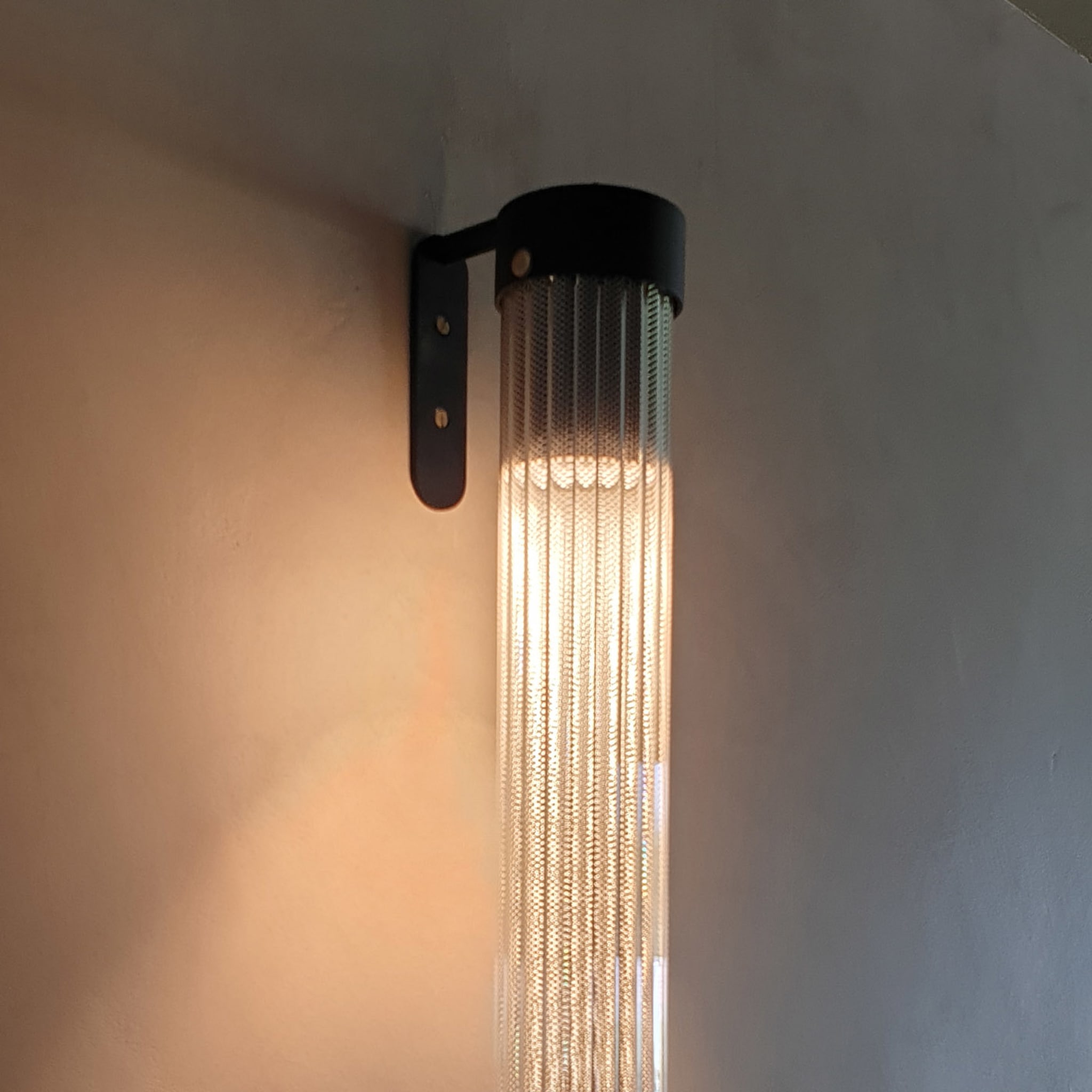 Lámpara de pared alargada de chapa y cristal - Vista alternativa 2