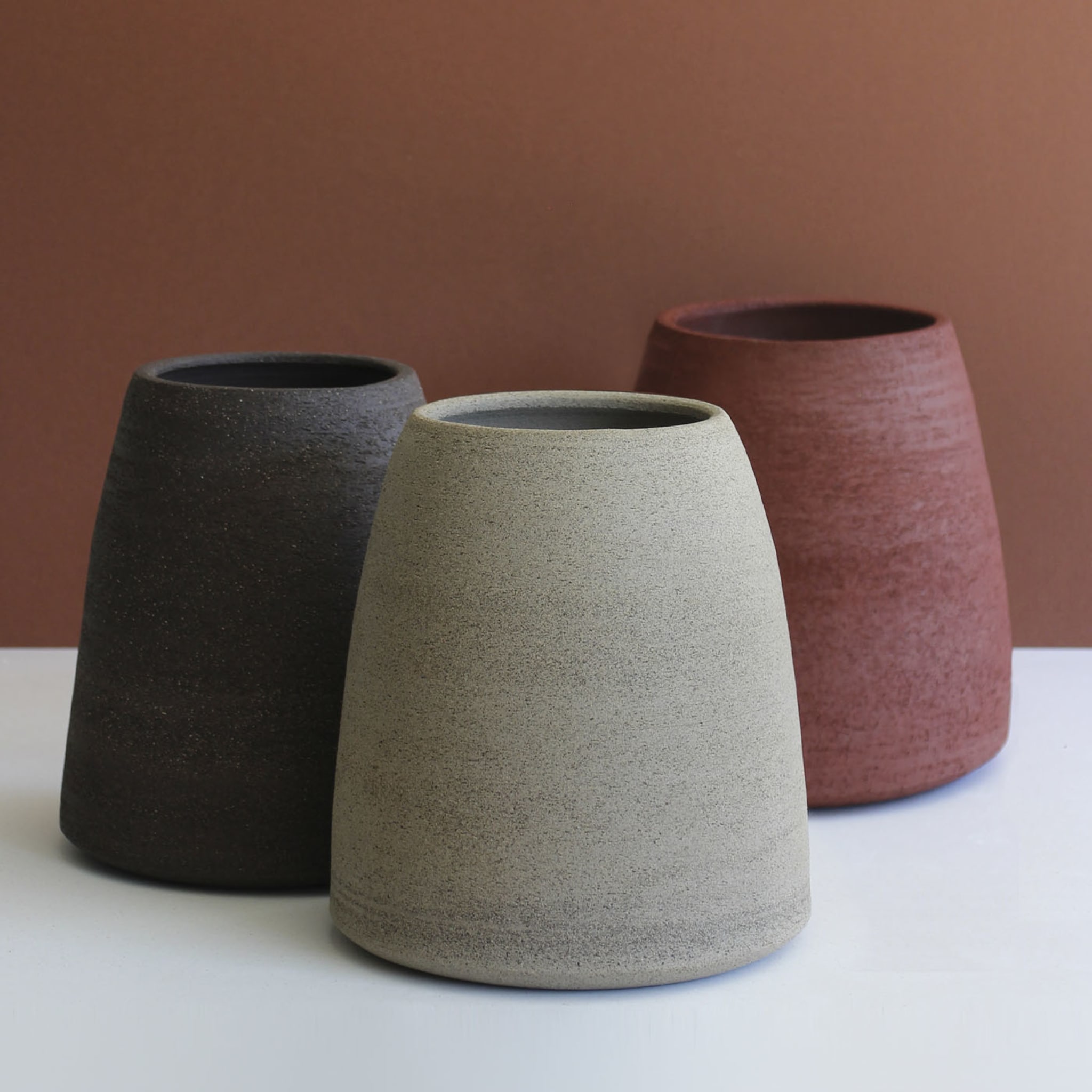 Kegelförmige dekorative Vase in Carbon-Schwarz - Alternative Ansicht 3