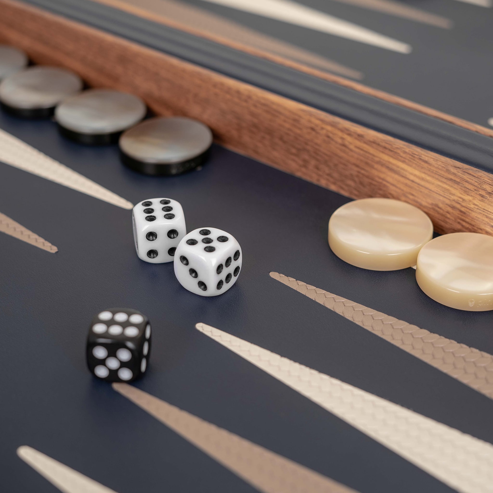 Marineblaues und taubengraues Backgammon-Brettspiel - Alternative Ansicht 1