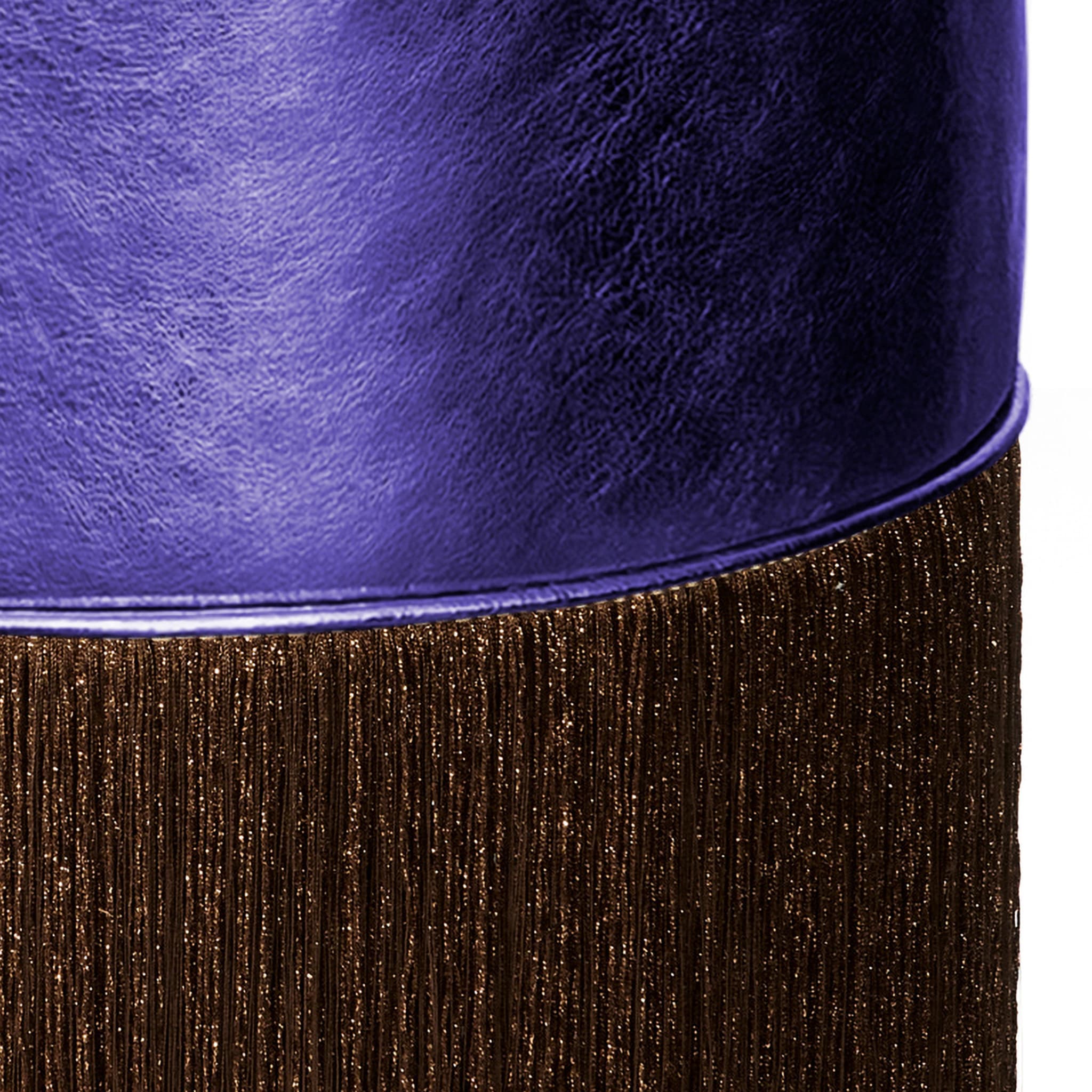 Pouf Gleaming pelle viola metallizzata e frange marroni di Lorenza Bozzoli - Vista alternativa 1