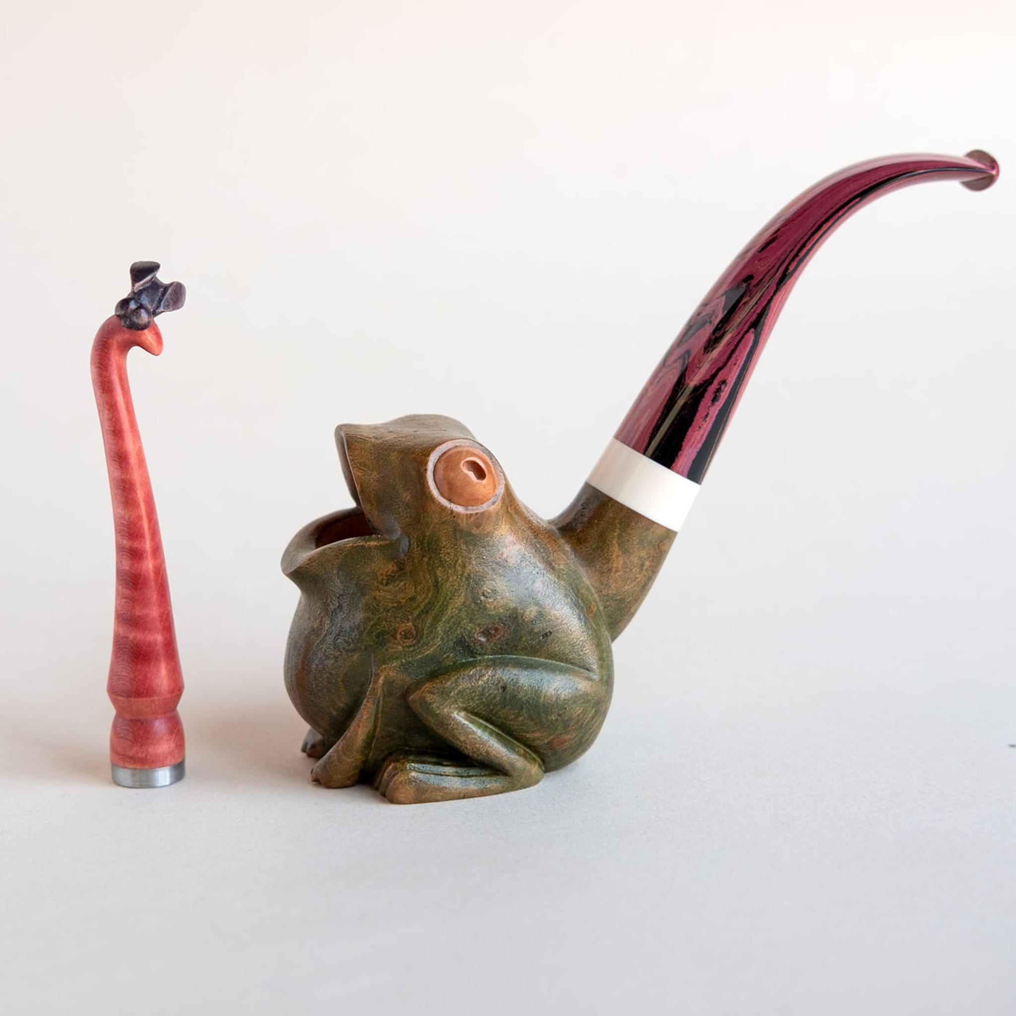 Frog pipe - Alternative view 1