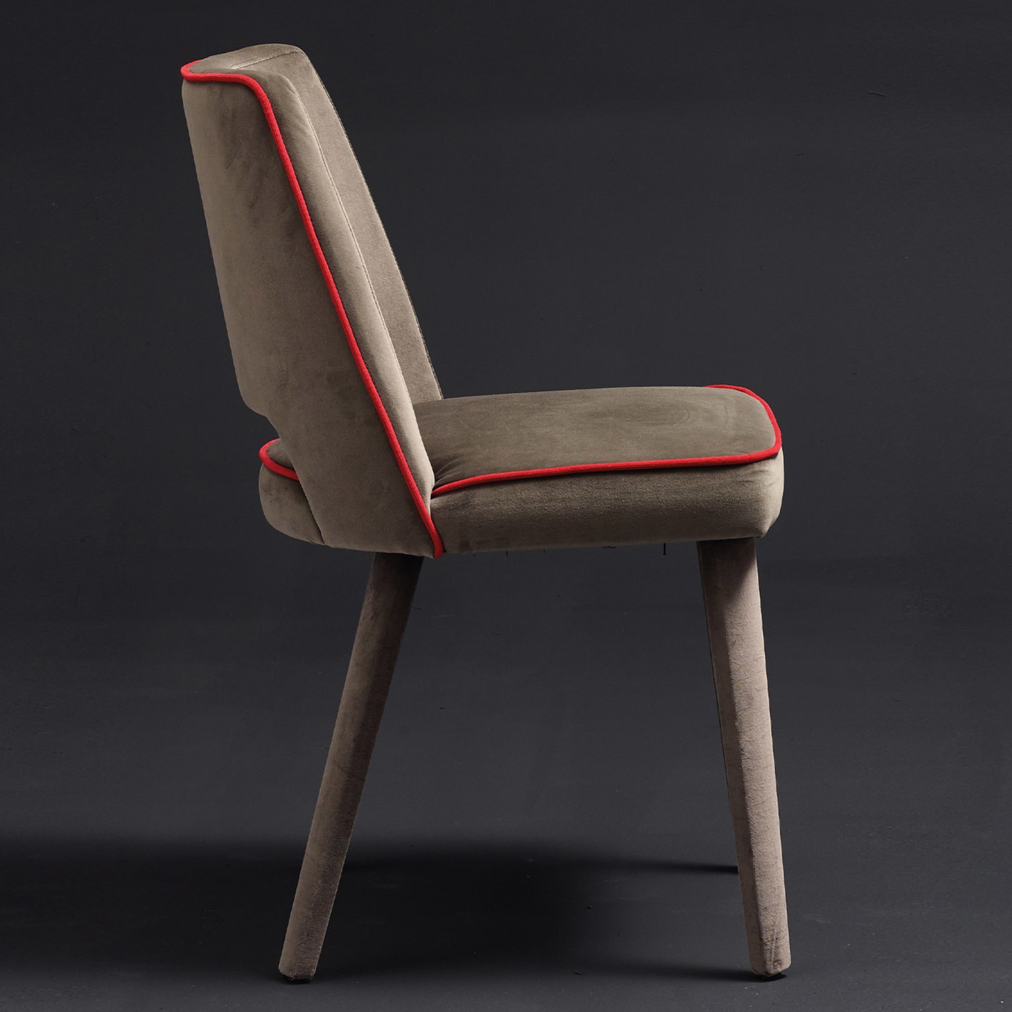 Grace Chestnut & Red Chair by P. Borgonovo - Alternative view 3