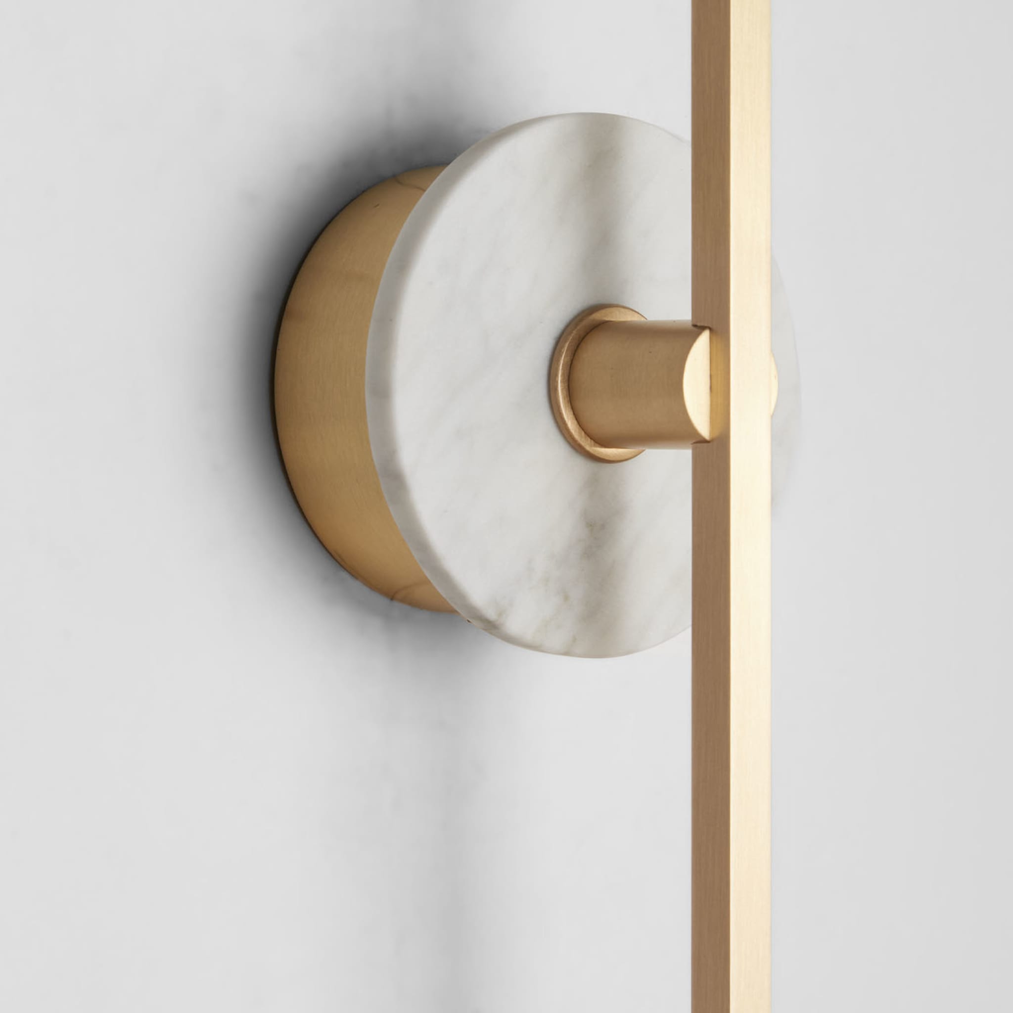 "Essential Grand Stick" Wall Sconce in Satin Brass and White Carrara Marble - Alternative view 2