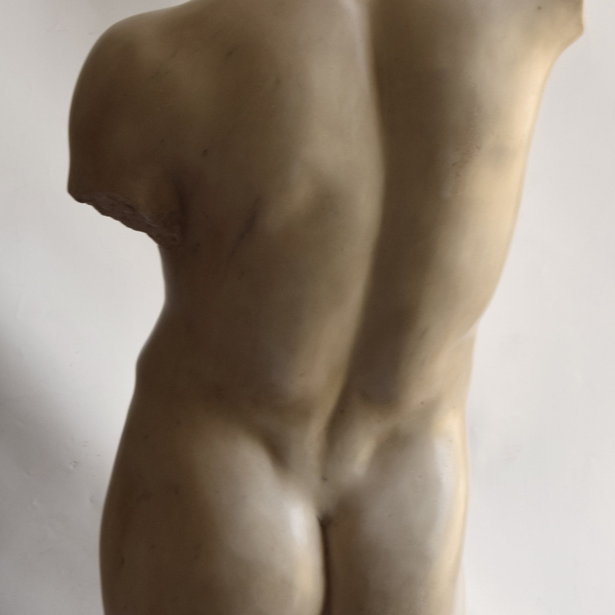 Sculpture de torse d'homme Eleusi - Vue alternative 4