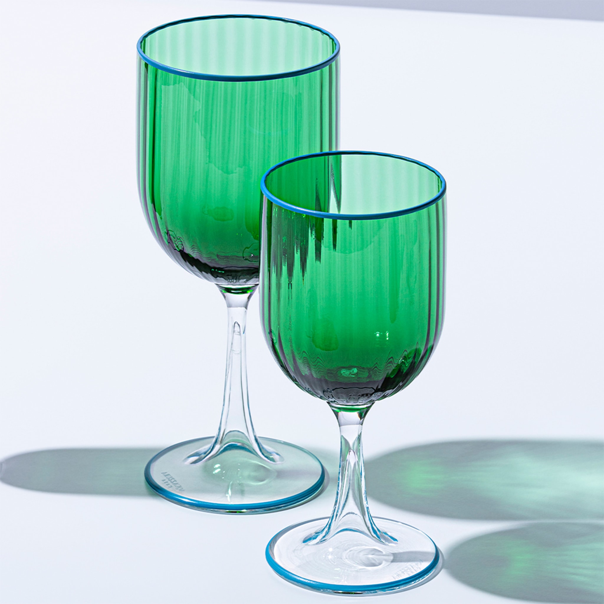 Set di due bicchieri da vino bianchi smeraldo e turchese soffiati a bocca - Vista alternativa 1