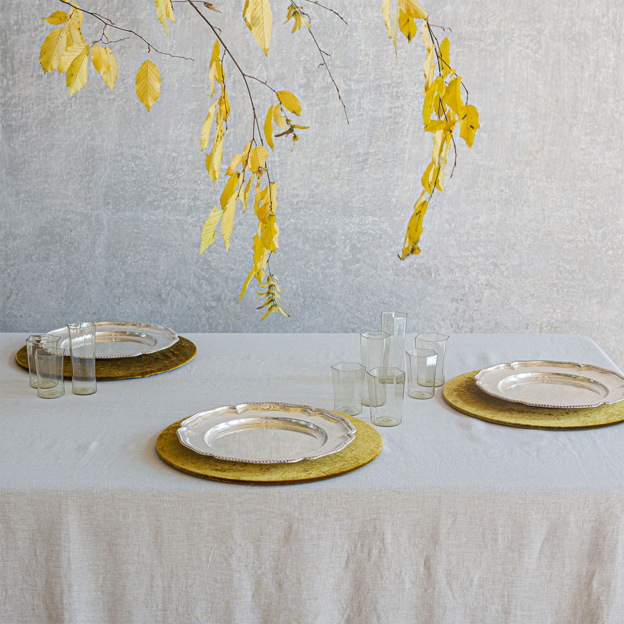 Set aus 4 großen goldenen Samt-Tischsets mit Holzauflage - Alternative Ansicht 4