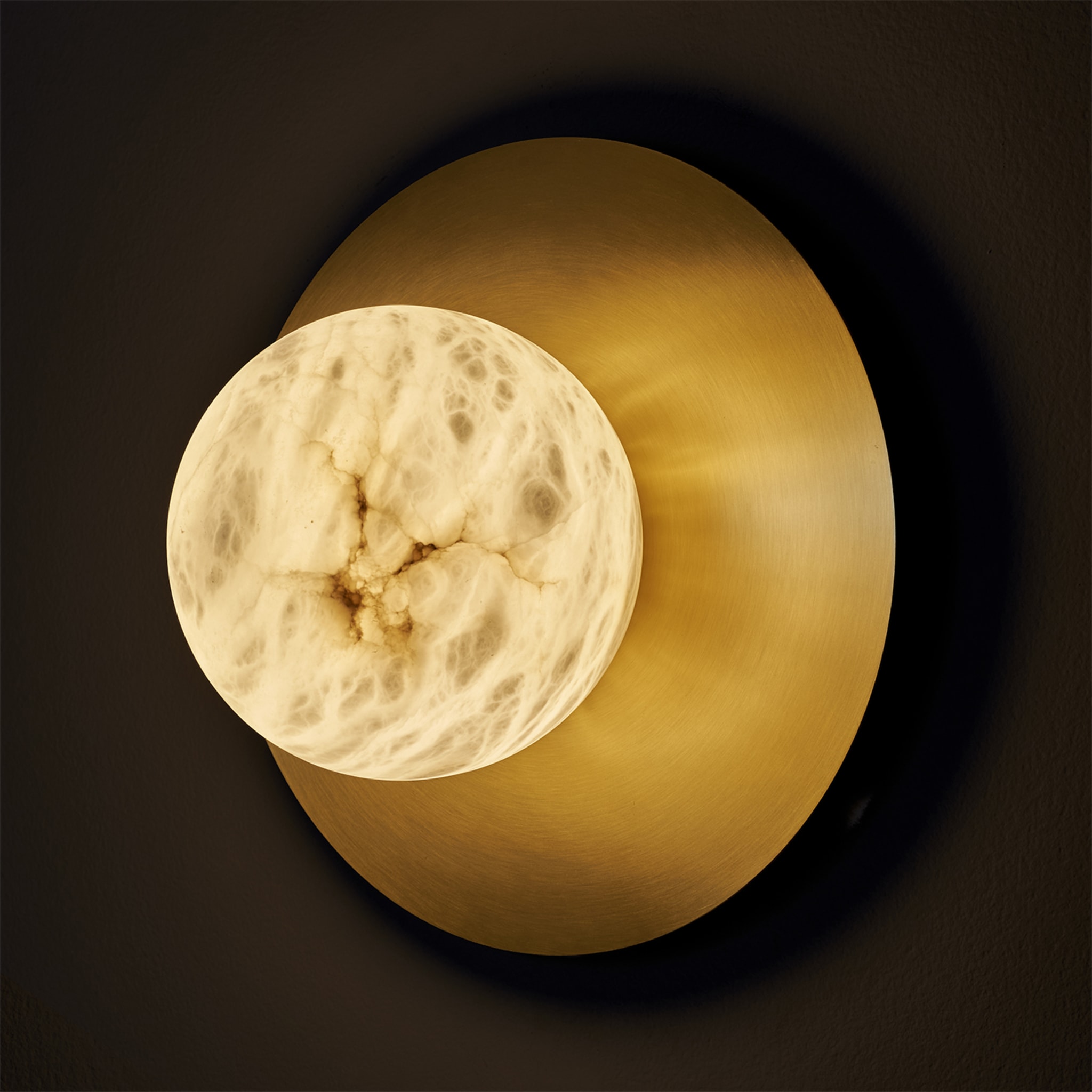 "Mini Alabaster Moon" Applique in Ottone Satinato - Vista alternativa 2