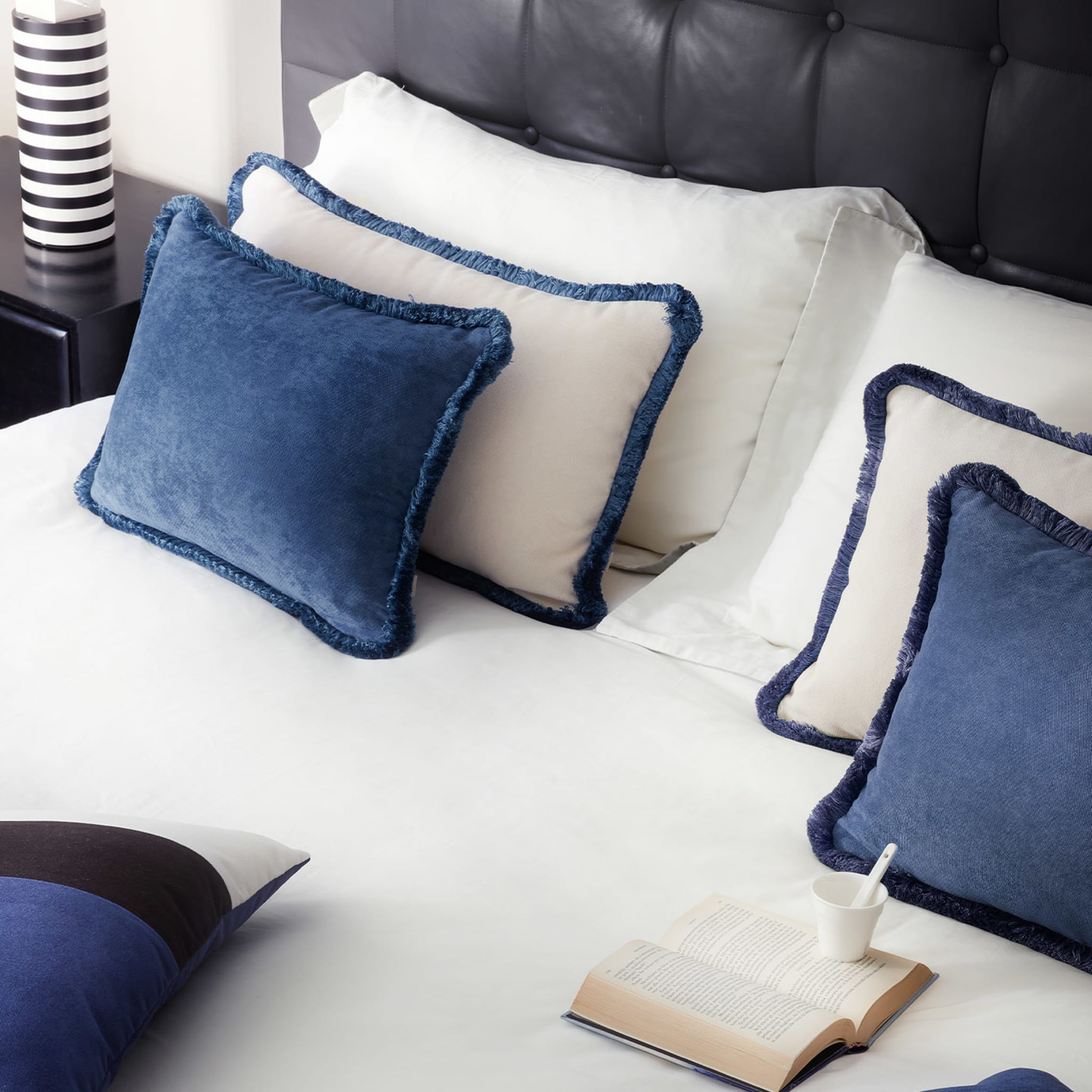 Couple Rectangle Blue And White Velvet Happy Cushion - Alternative Ansicht 1