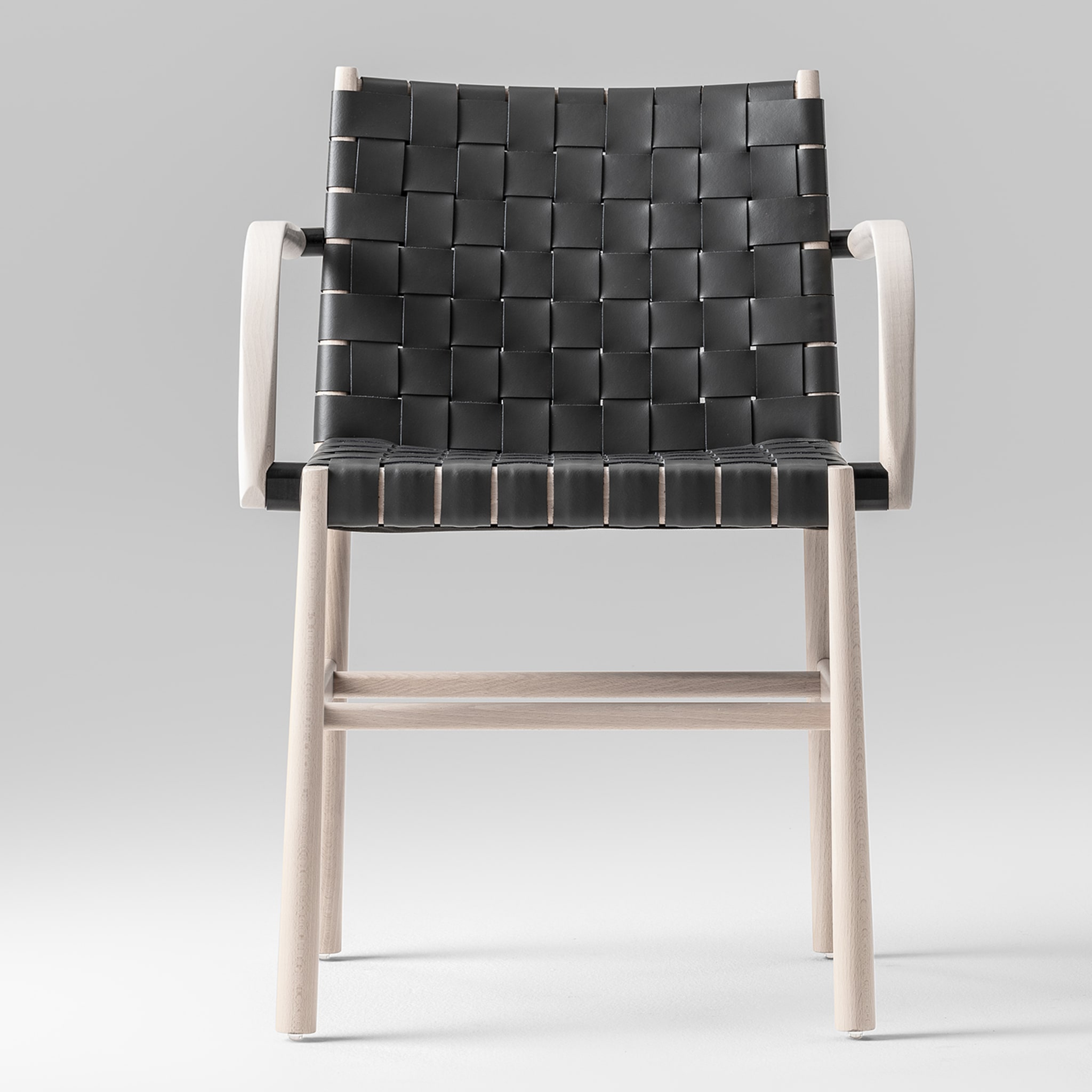 Julie Weißer und schwarzer Stuhl mit Armlehnen von Emilio Nanni - Alternative Ansicht 1
