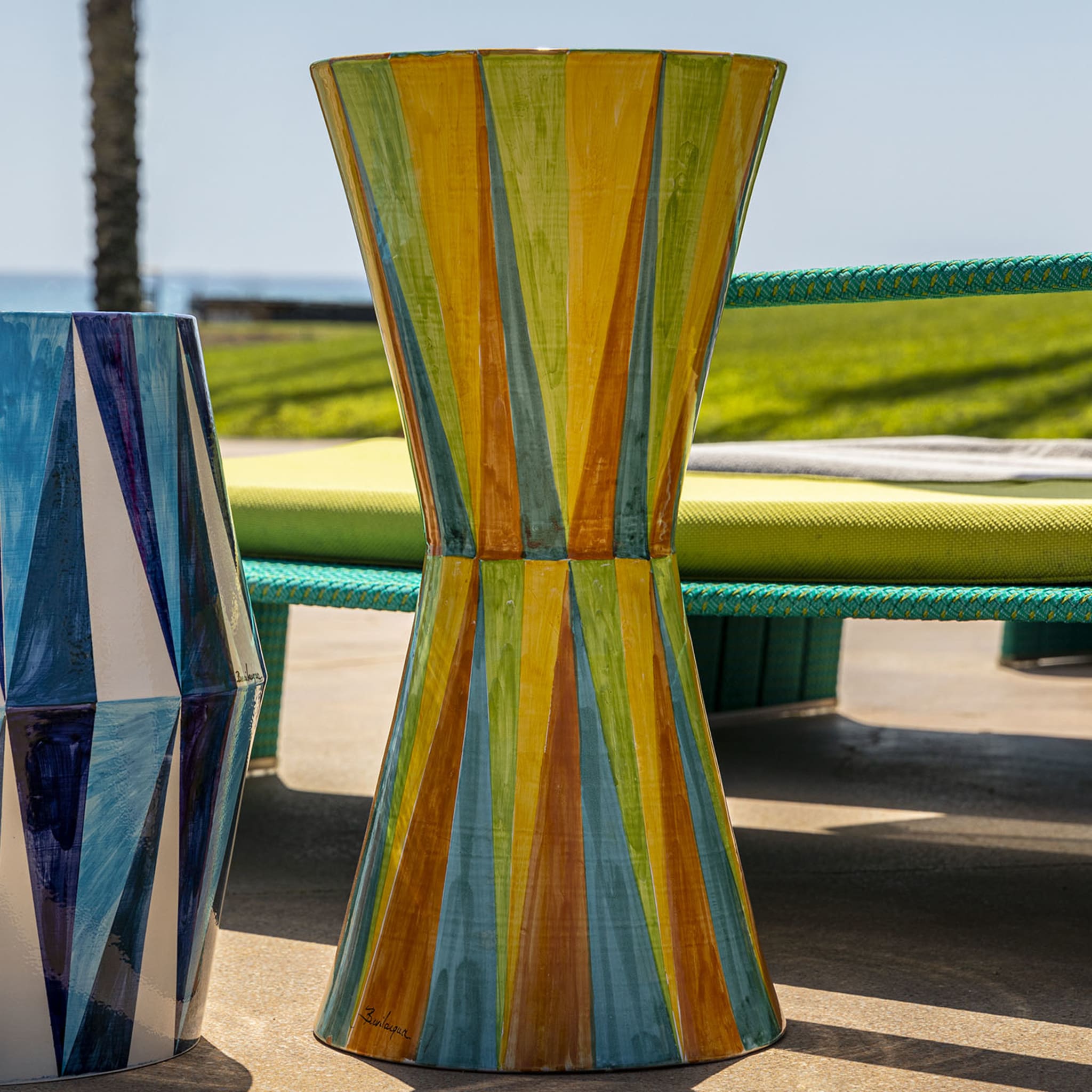 Table en céramique brillante multicolore avec motif en losange - Vue alternative 1
