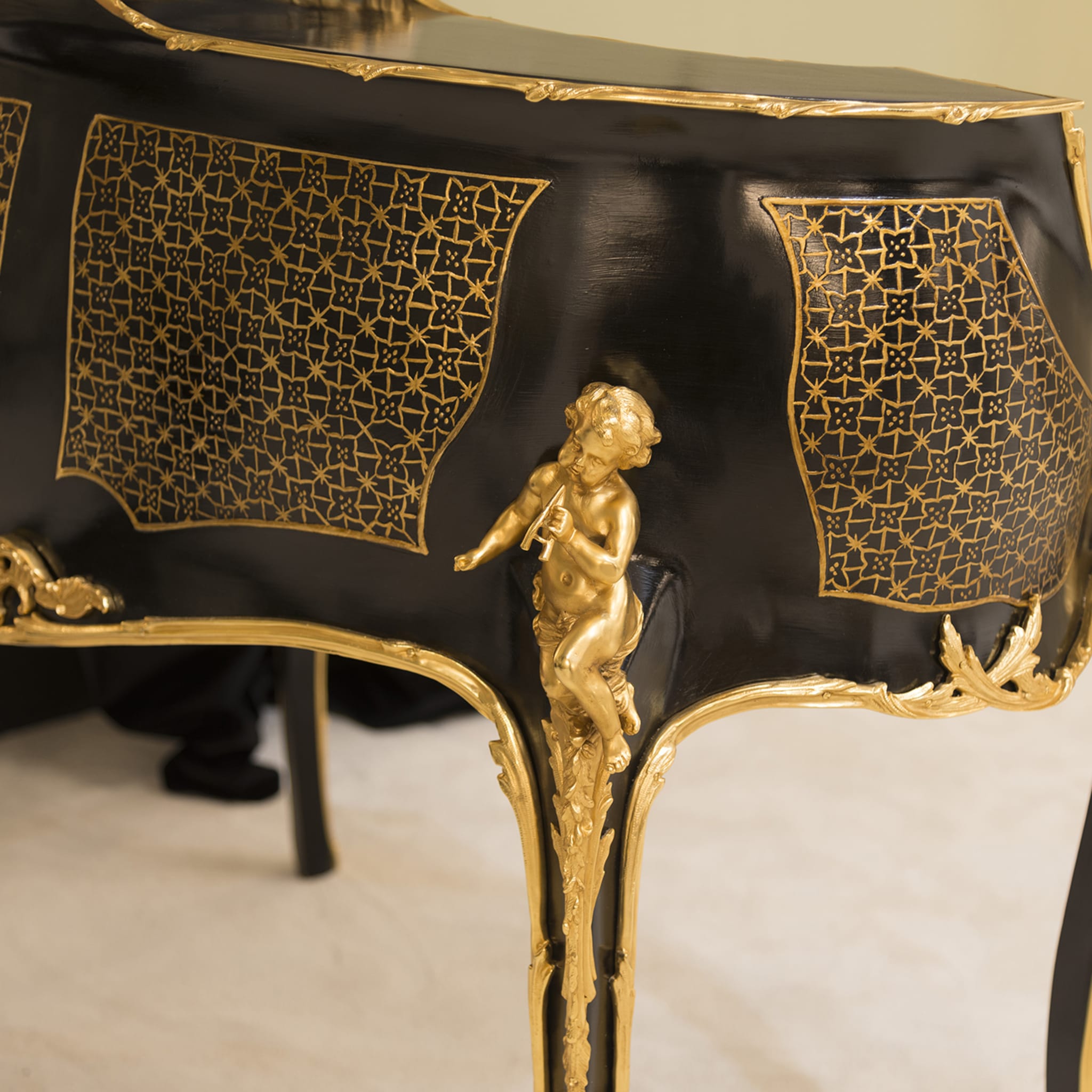 Elegante scrivania in stile luigi XV, finemente lastronata, decorazioni in  bronzo dorato. 1880 ca.