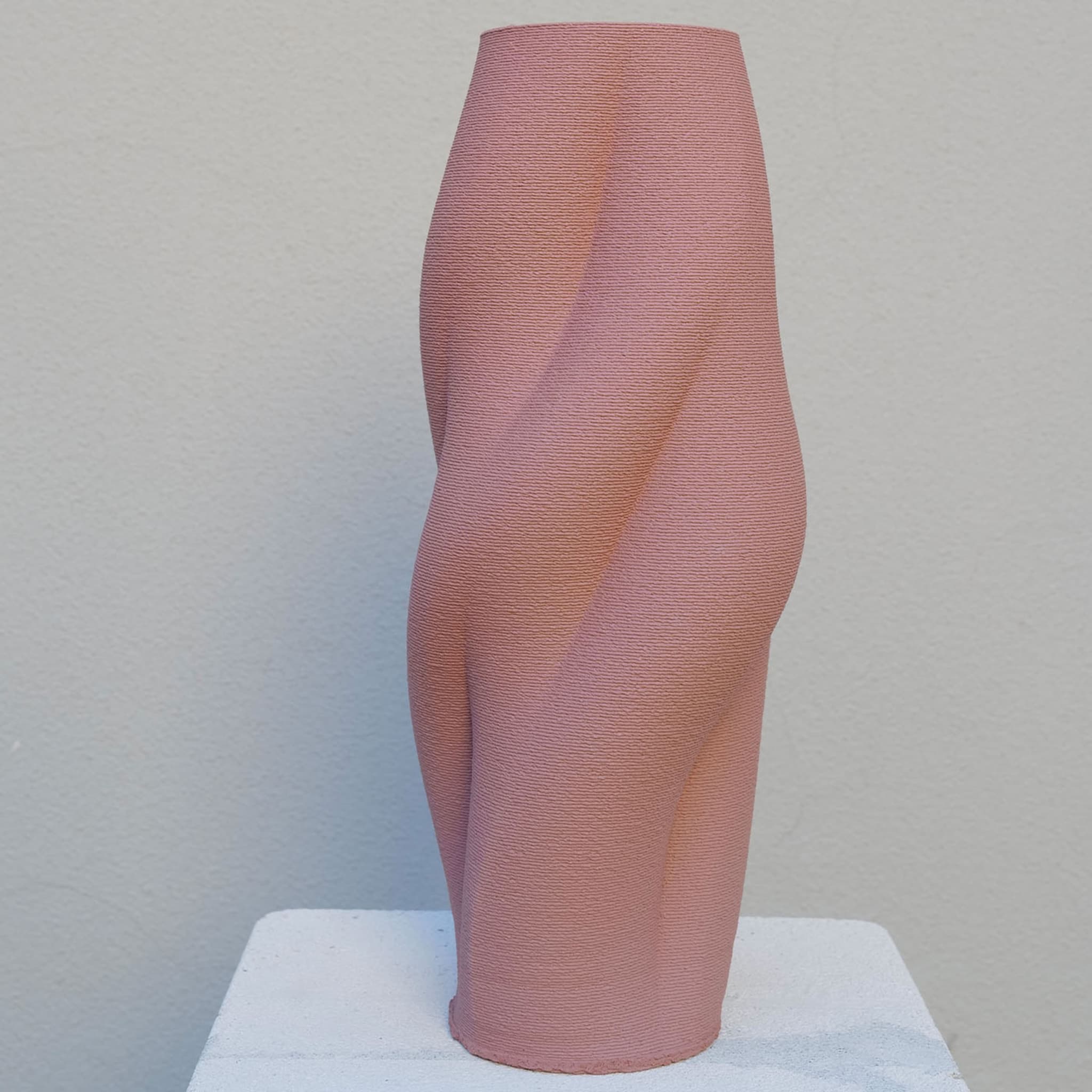 Vaso femminile in ceramica rosa - Vista alternativa 2