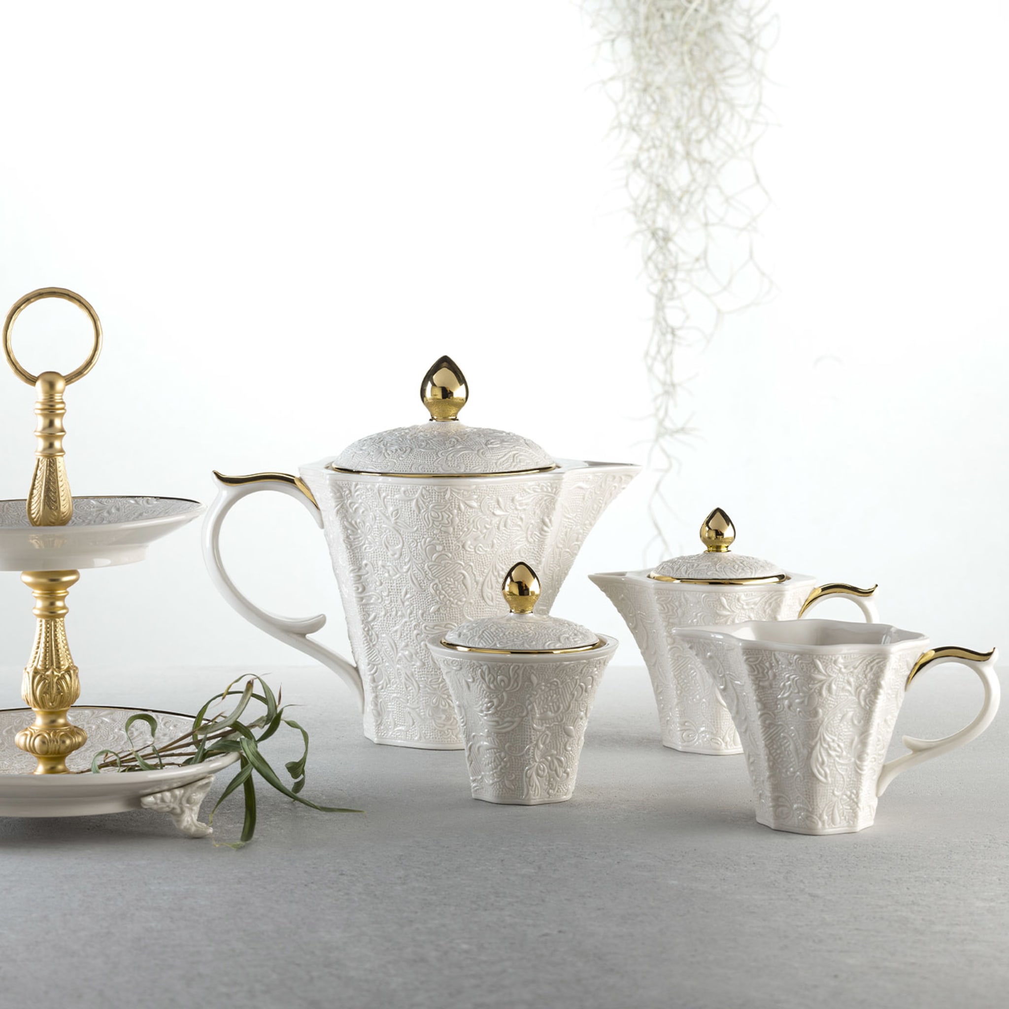 Damasco White & Gold Tea Pot - Alternative view 1