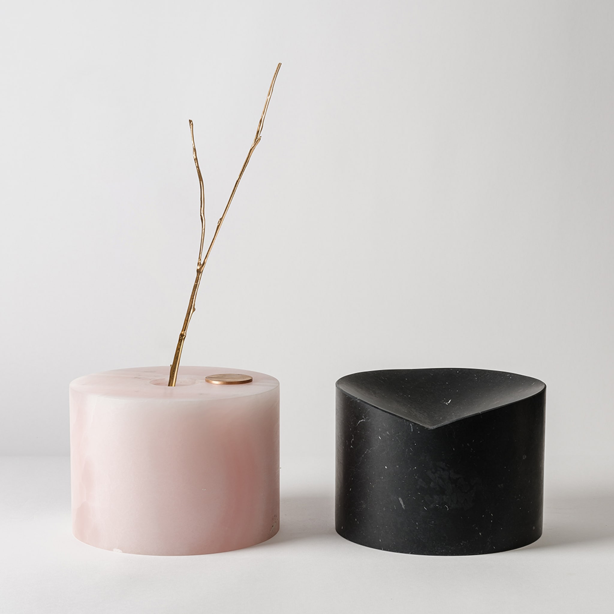 Here and Now Vase aus schwarzem Marquina und rosa Onyx - Alternative Ansicht 1