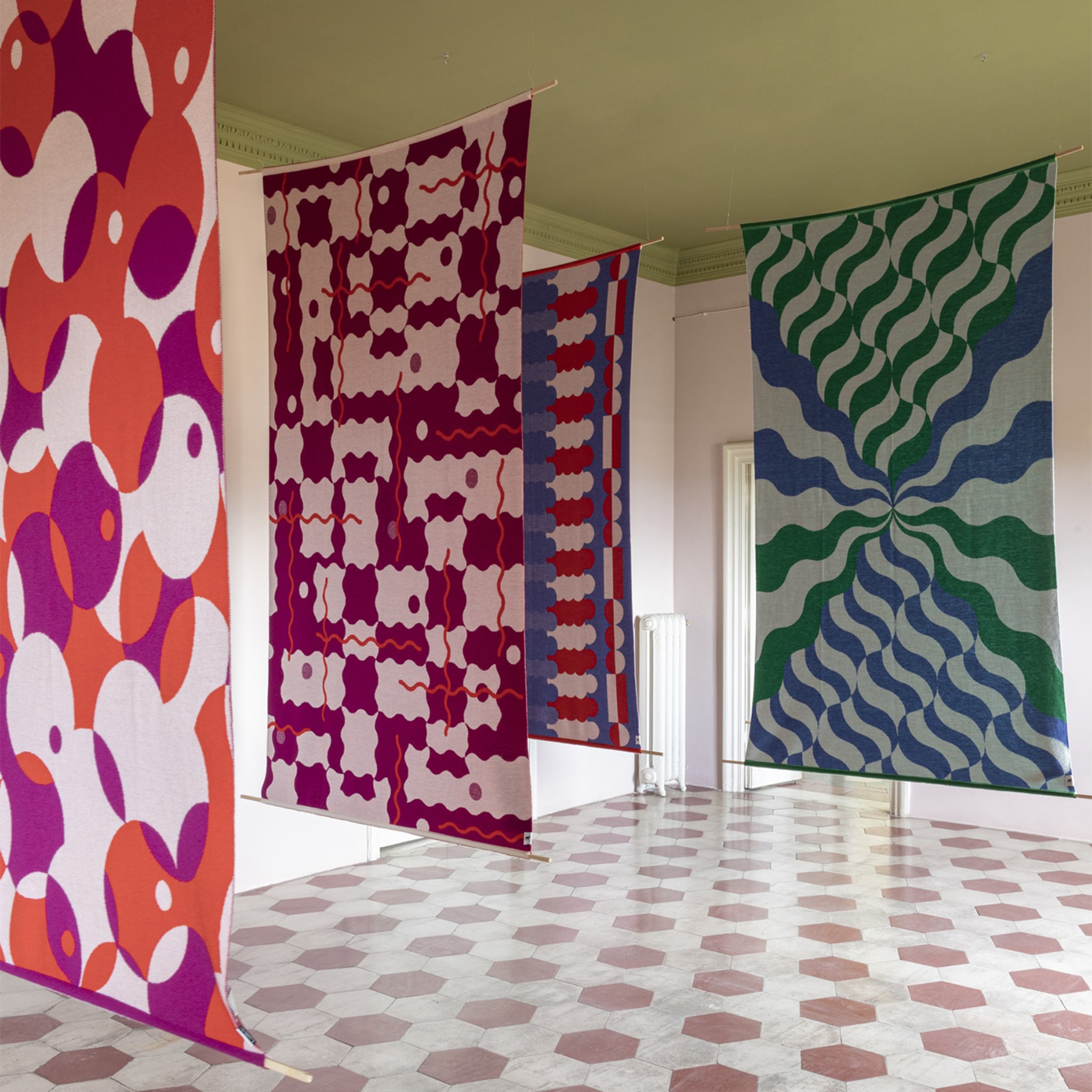 Trip 3 Mehrfarbige Decke/Wandteppich von Serena Confalonieri - Alternative Ansicht 1