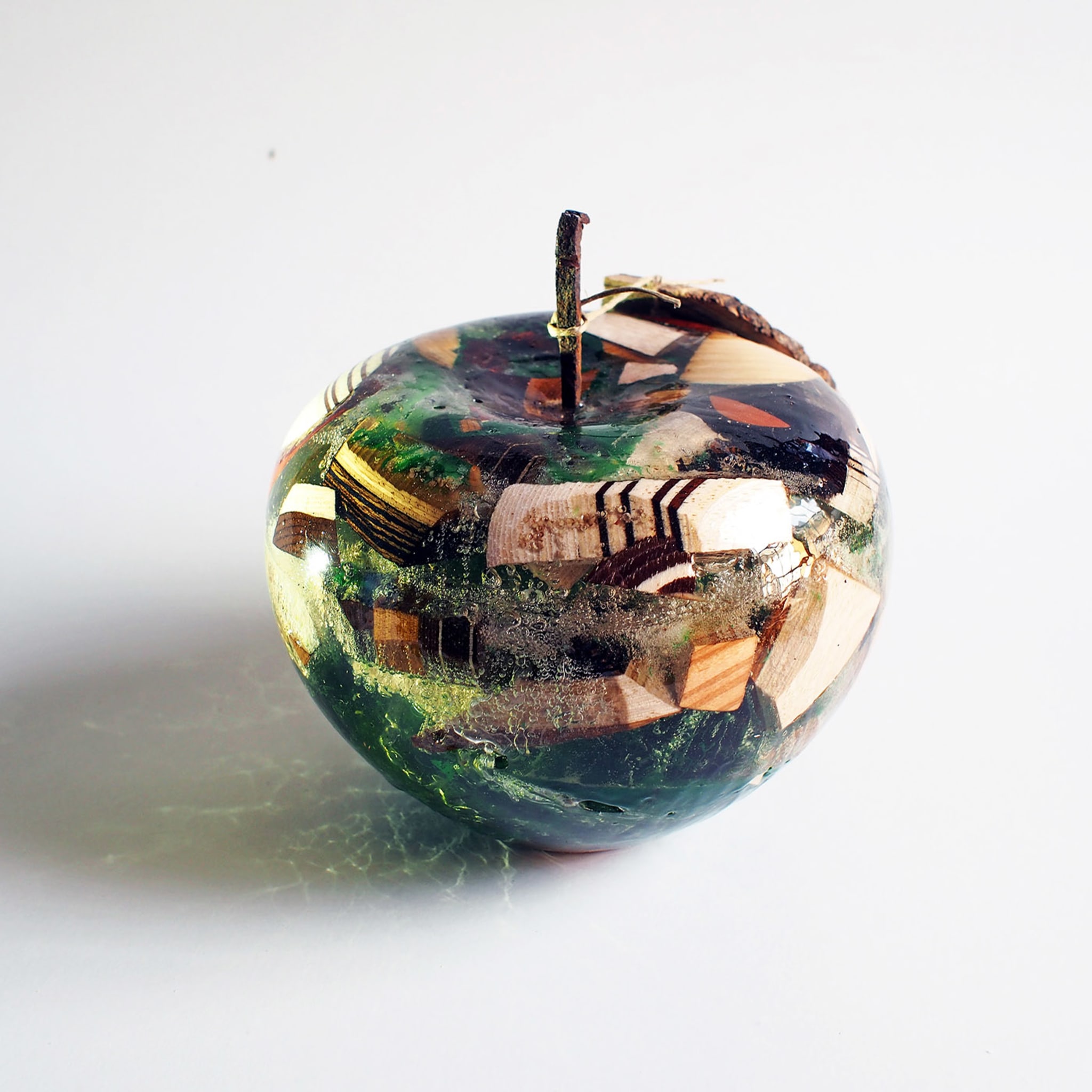 Escultura de manzana policromada en resina transparente - Vista alternativa 5