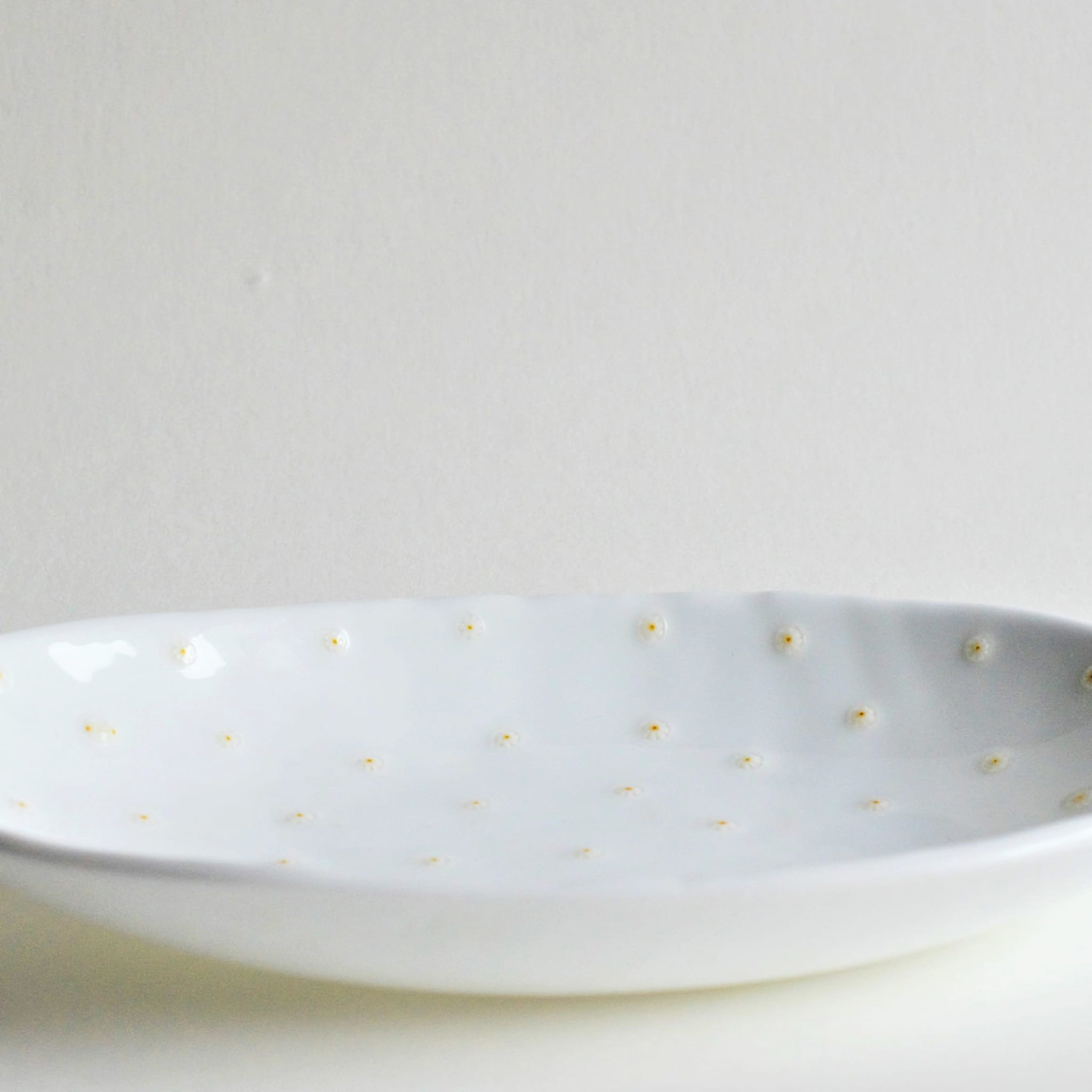 White Serving Platter with Daisy Murrine glass inlays  - Alternative view 2