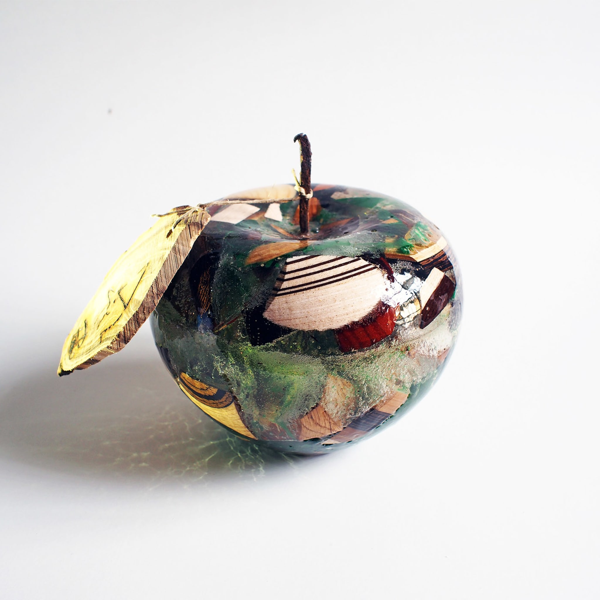 Escultura de manzana policromada en resina transparente - Vista alternativa 3