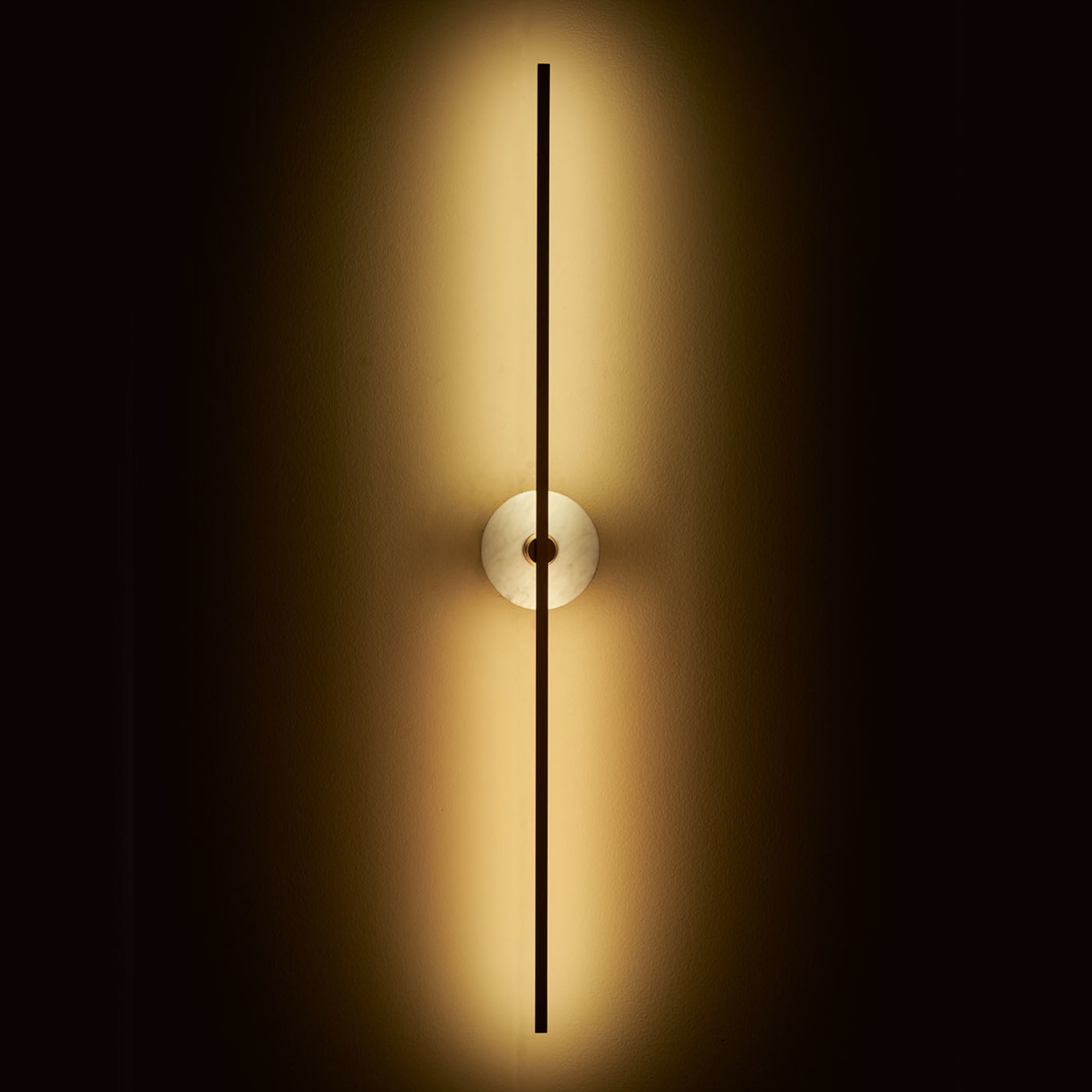 "Essential Grand Stick" Wall Sconce in Satin Brass and White Carrara Marble - Alternative view 3