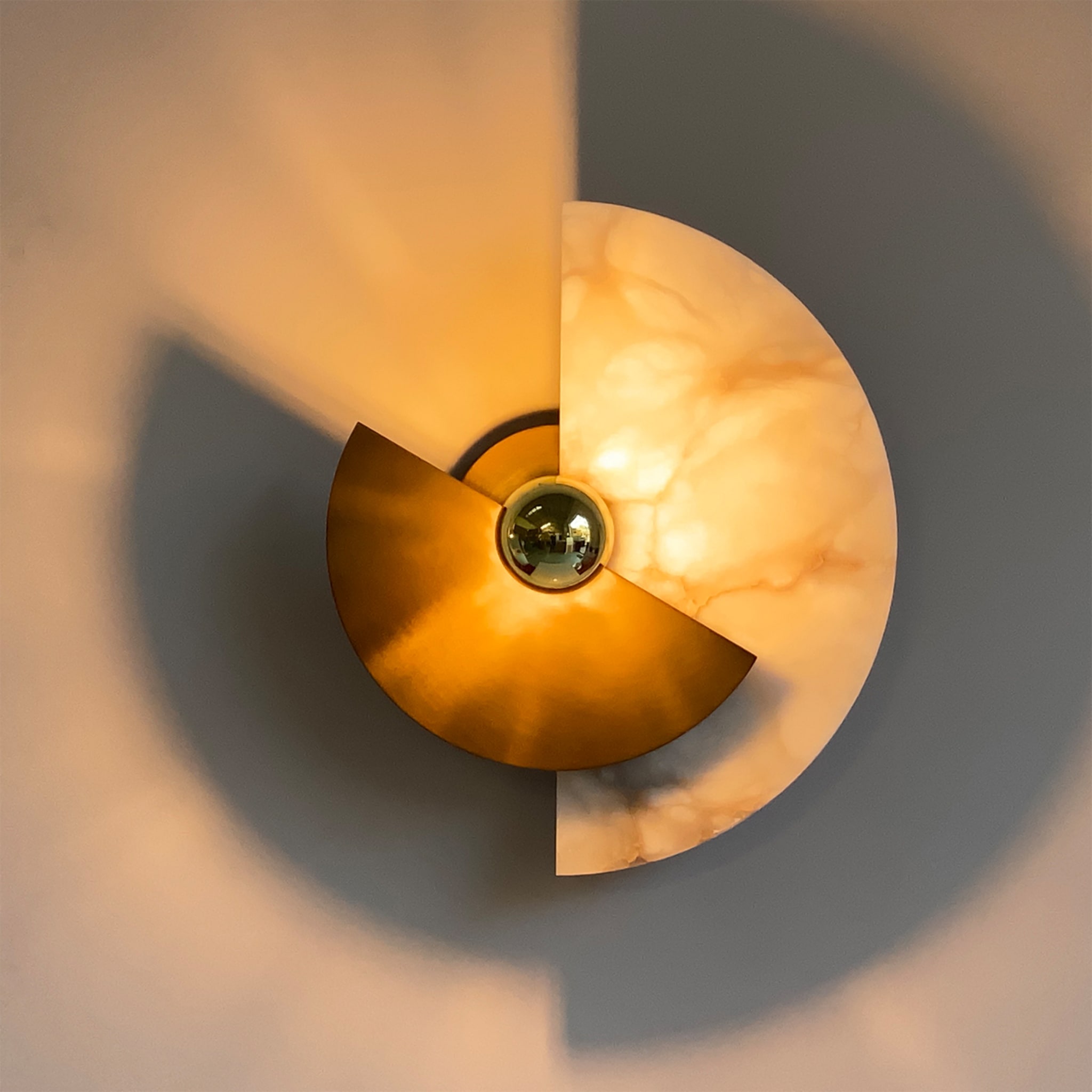 "Levante" Wall Sconce in Bronze and Alabaster - Alternative view 4