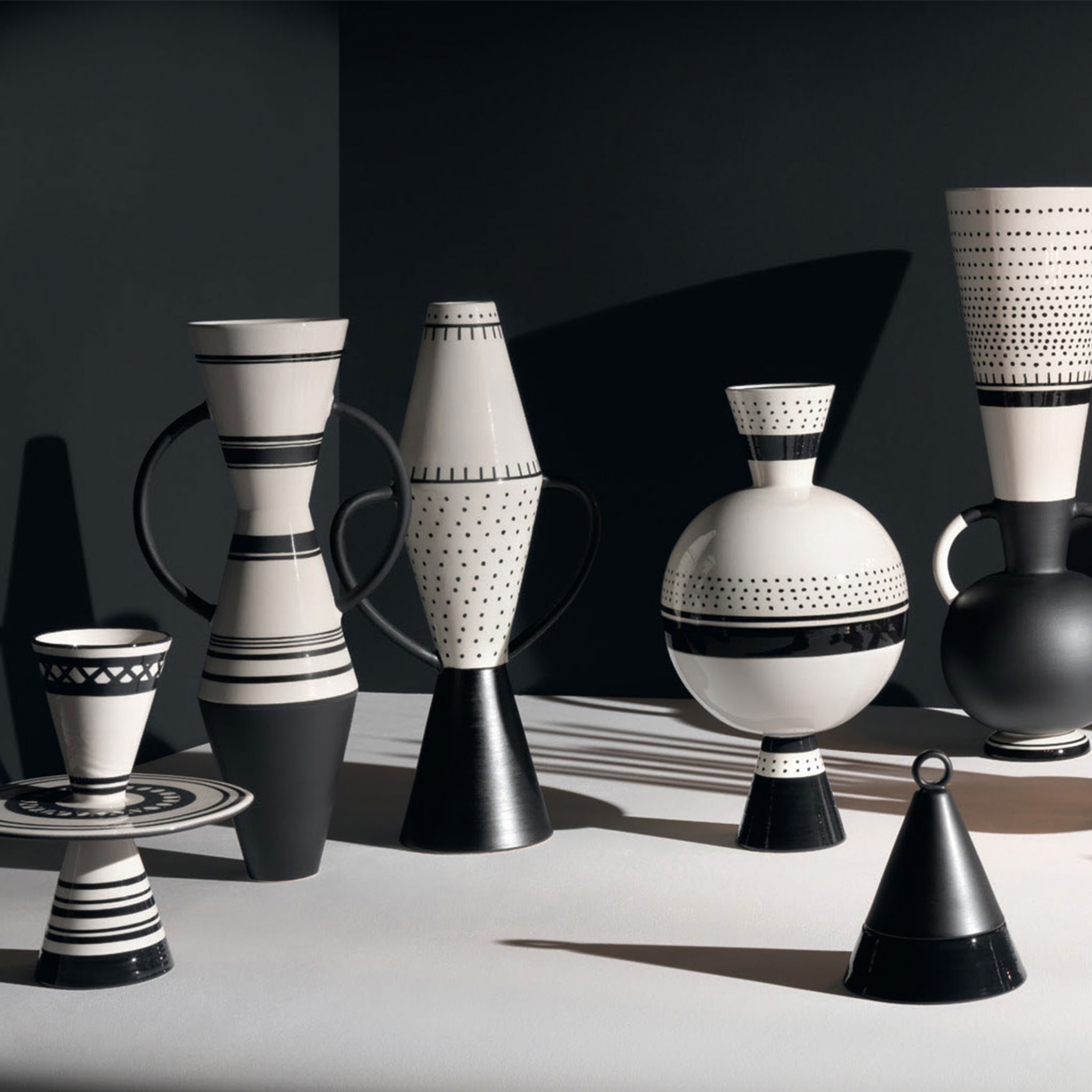 Aryballos White And Black Vase By Ugo La Pietra - Alternative view 1