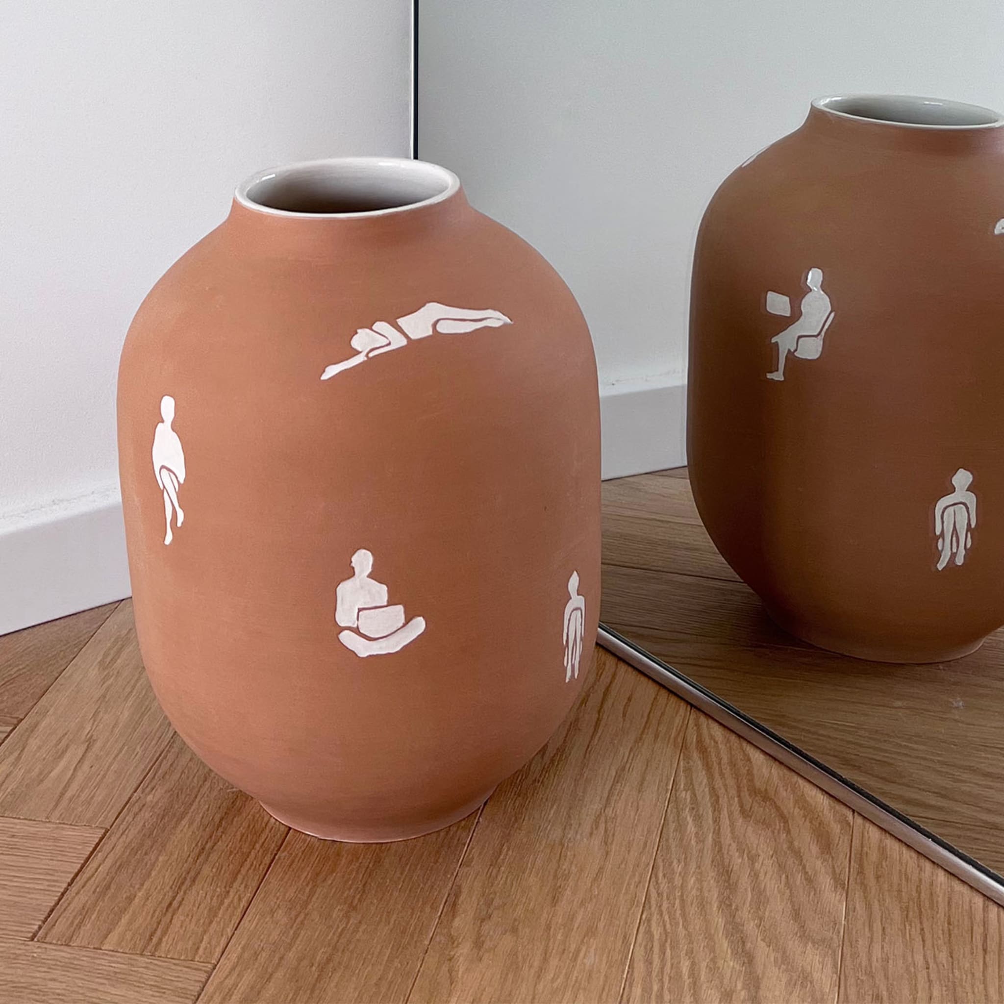 Vaso con Figure White and Beige Vase - Alternative view 5