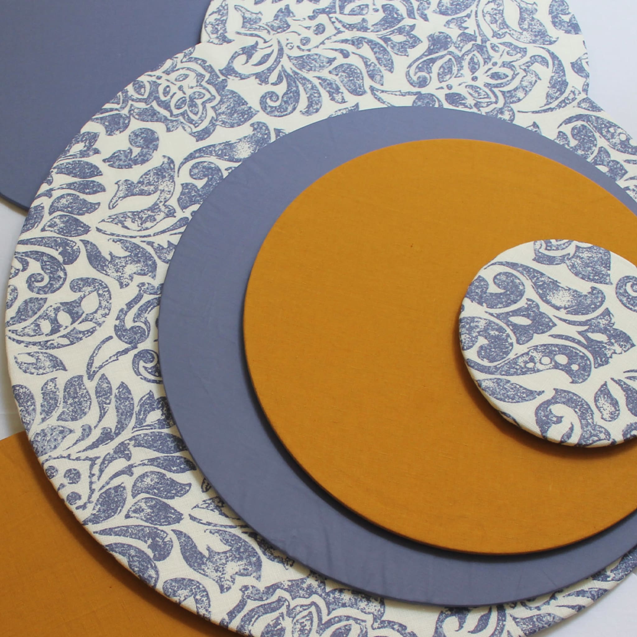Cuffietta Large Round Periwinkle Placemat - Alternative view 1