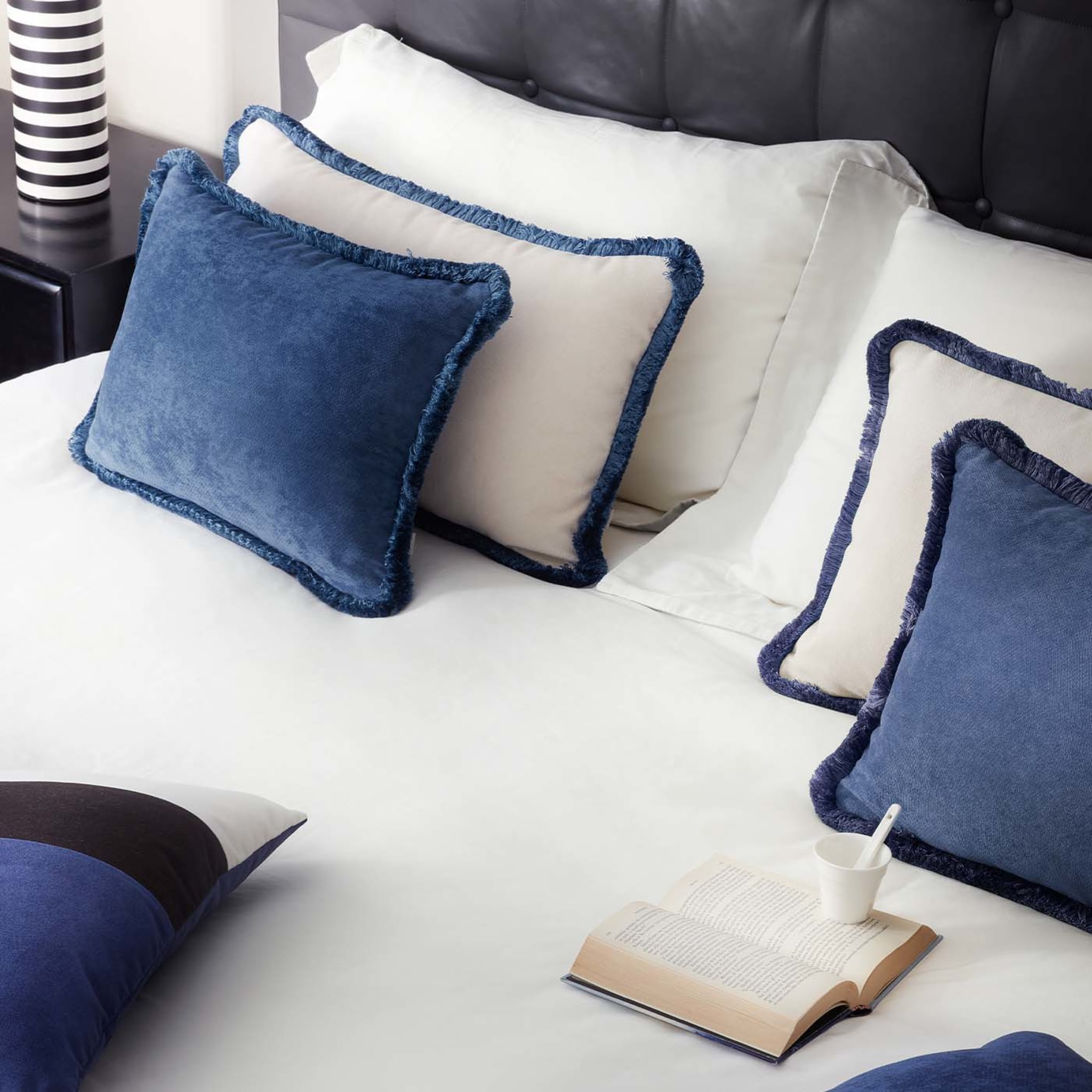 Cuscino Happy Pillow in morbido velluto bianco e blu  - Vista alternativa 1
