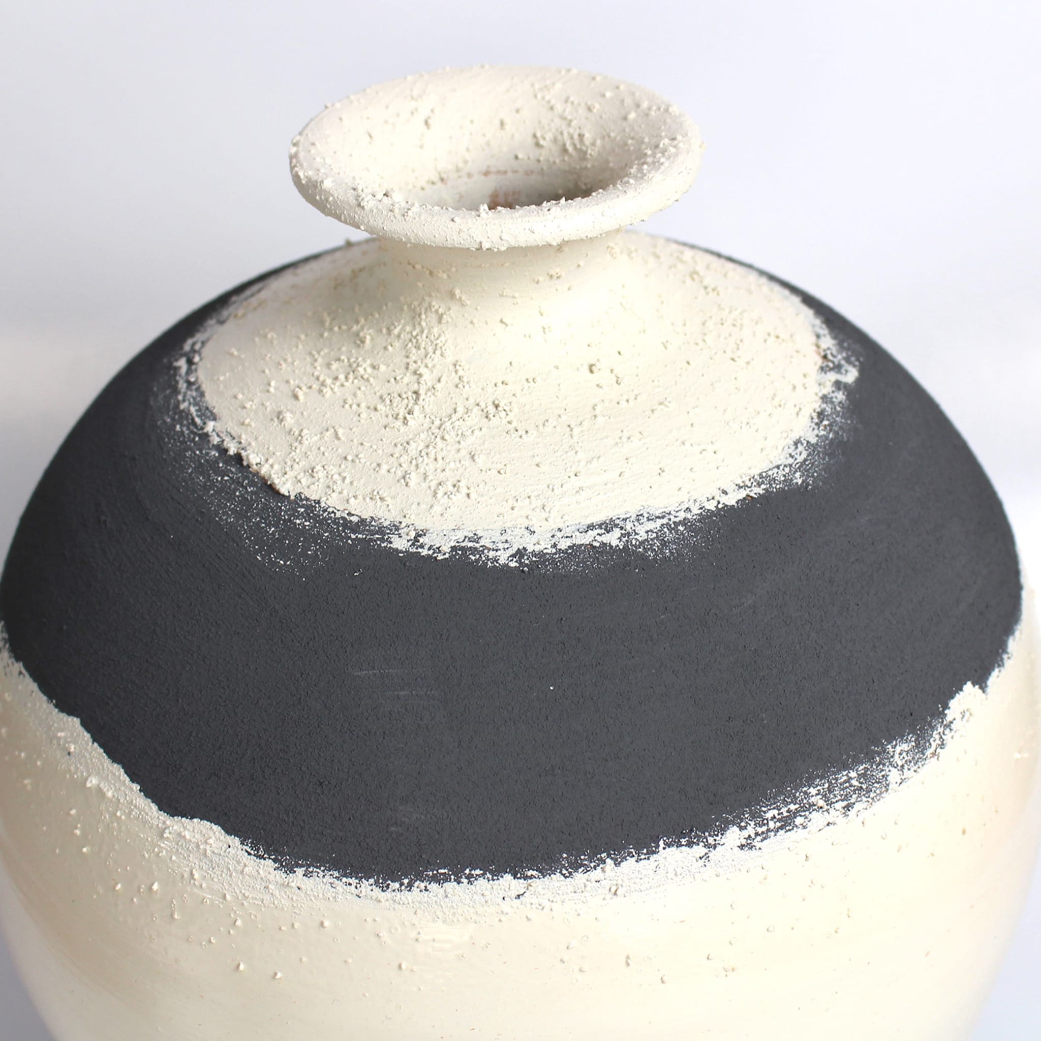 Vase bombé gris et beige 23 de Mascia Meccani - Vue alternative 2