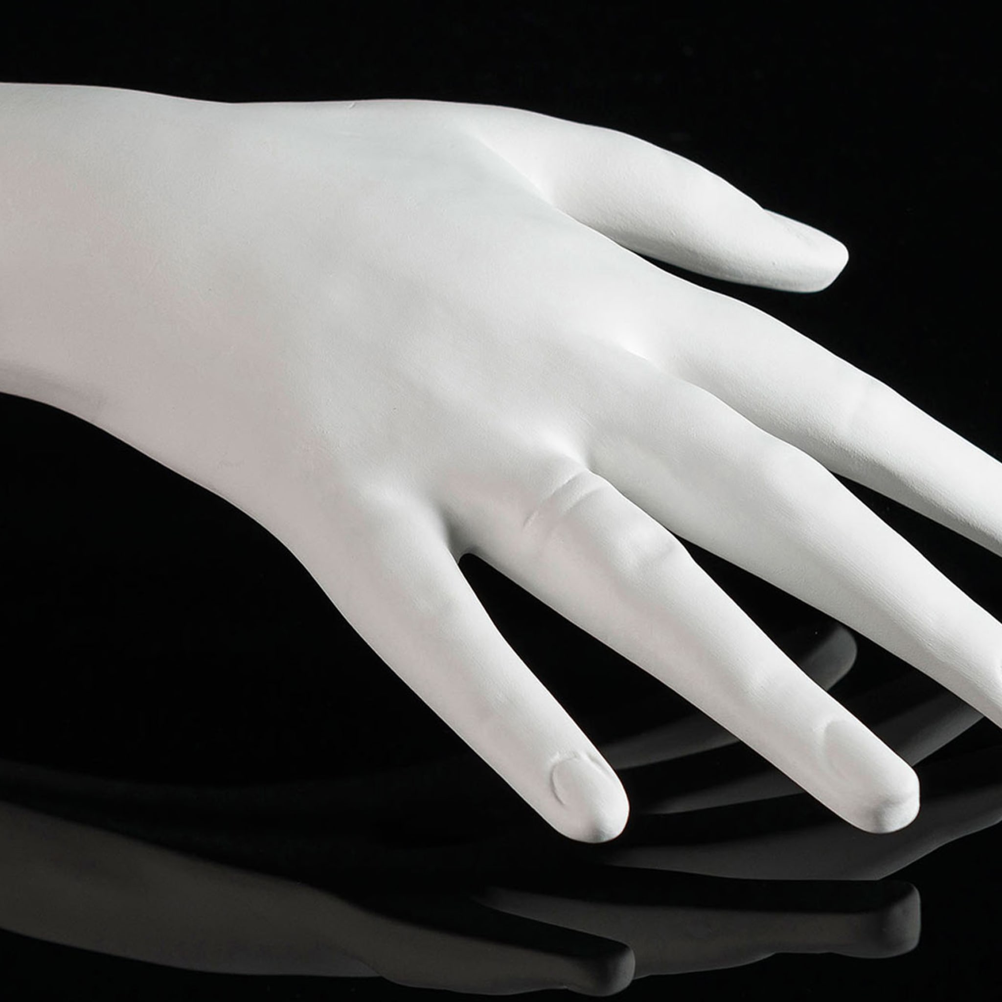 Scultura bianca a forma di mano Mano Destra - Vista alternativa 1