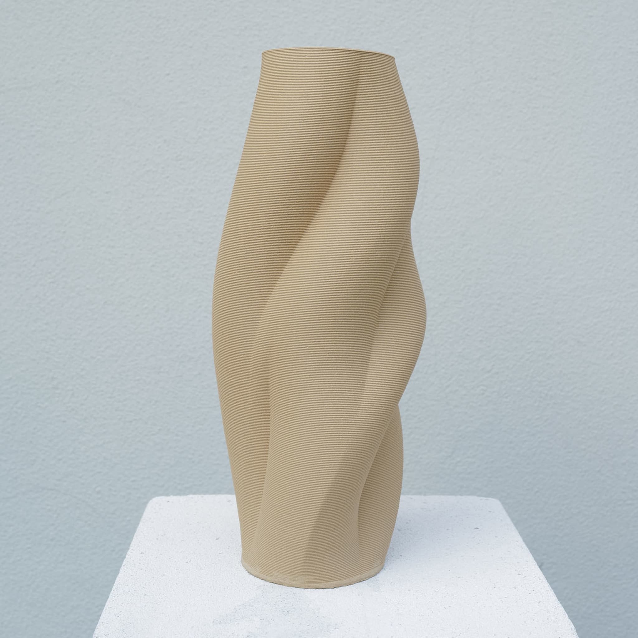 Weibliche Vase aus rohem Kermiak - Alternative Ansicht 1