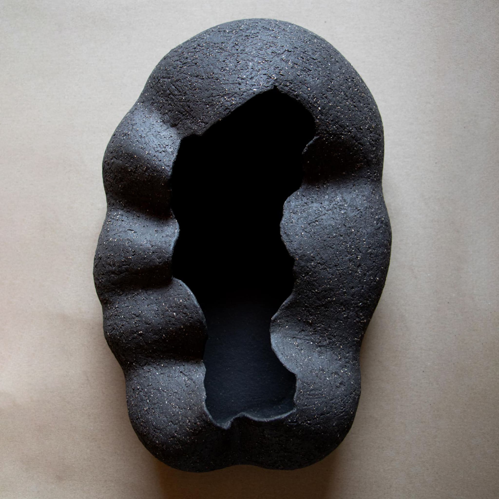 IŠTAR I Sculpture en grès noir - Vue alternative 1