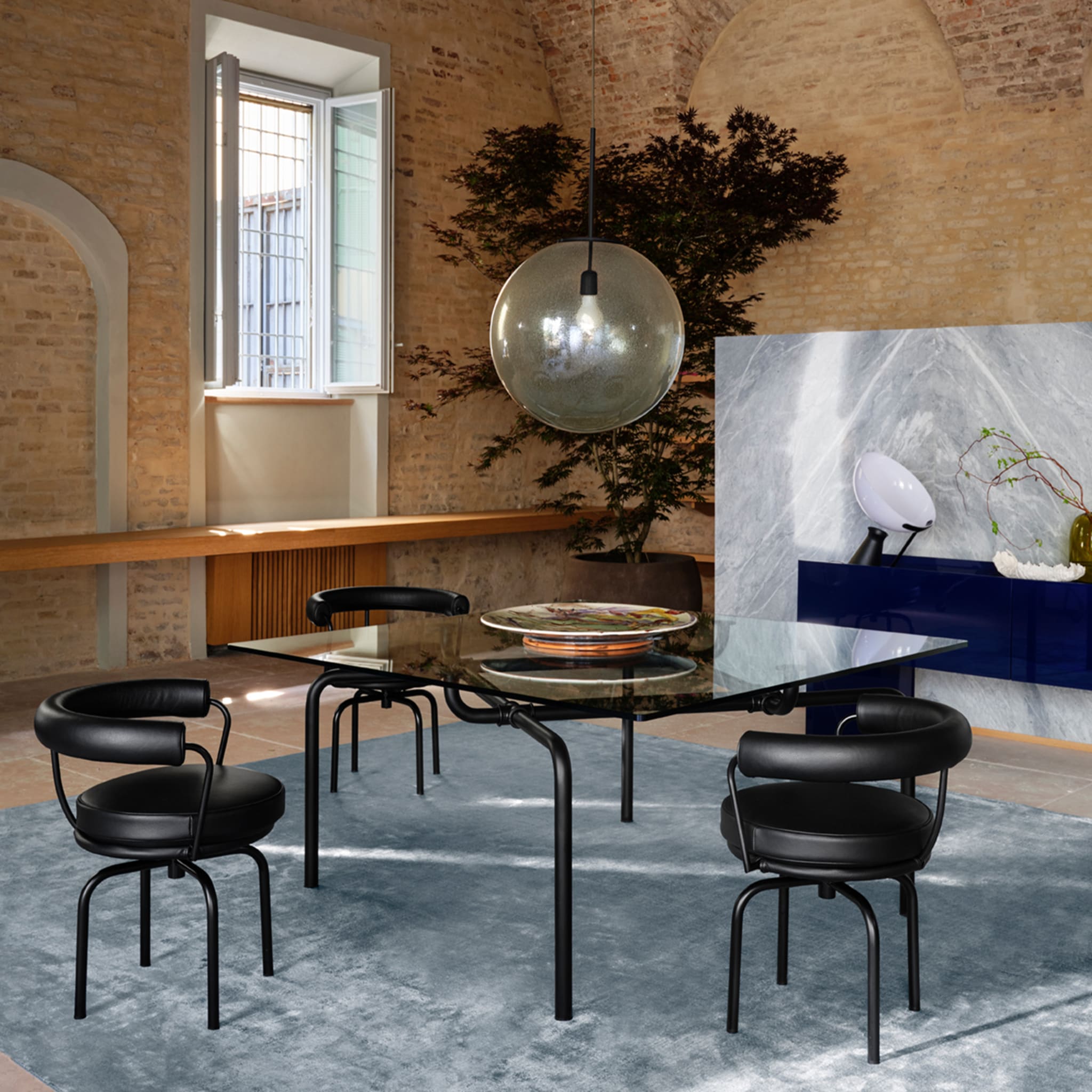 7 Fauteuil Tournant #1, by Charlotte Perriand/Lc Collection - Black Structure and Leather Cassina - Alternative view 3