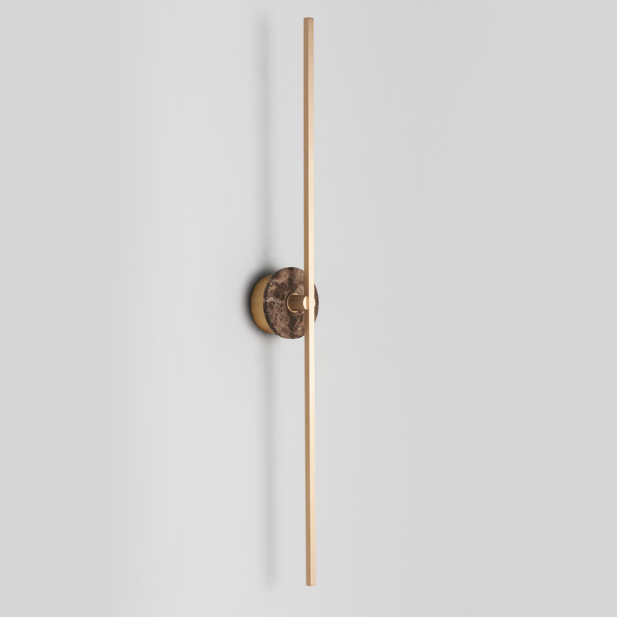 Wandleuchter "Essential Grand Stick" aus satiniertem Messing und braunem Emperador-Marmor - Alternative Ansicht 1