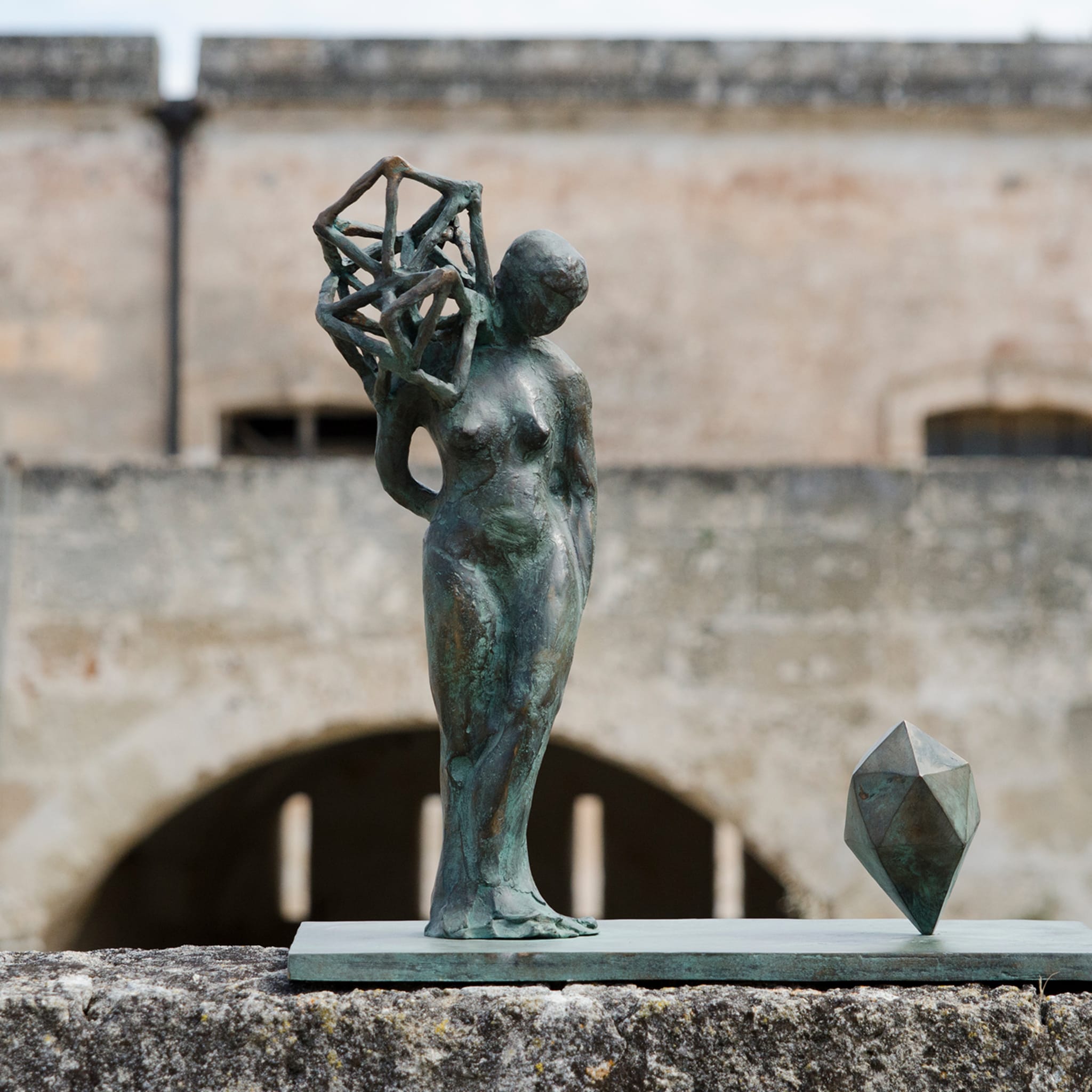 Die Frau und die Prisma-Skulptur - Alternative Ansicht 2