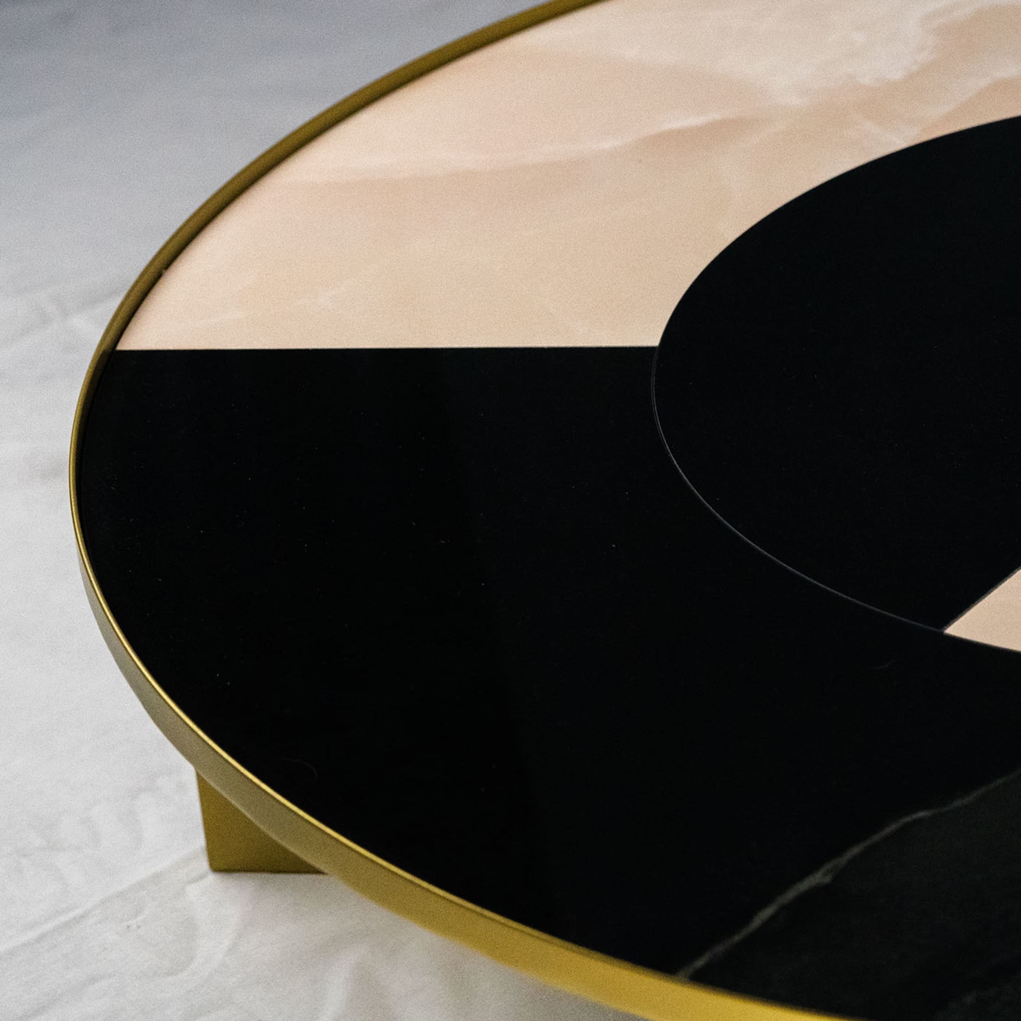 Yso Low Round Coffee Table by Sapiens Design - Alternative view 1