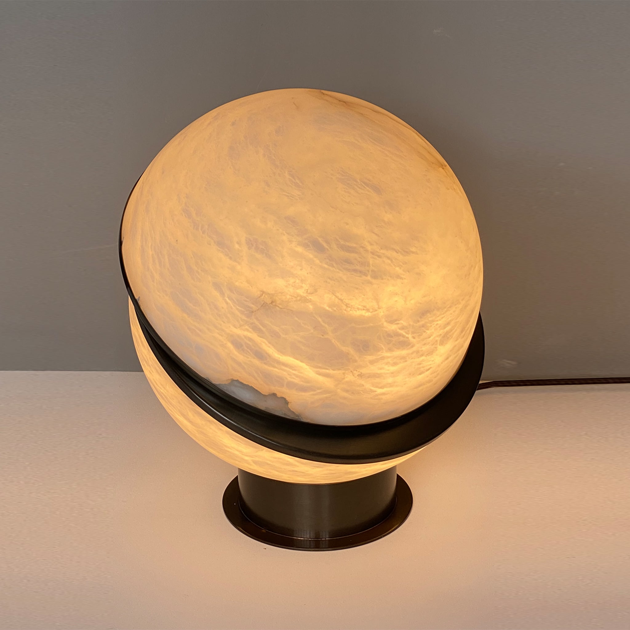 Lampada da tavolo "Offset Globe" in bronzo - Vista alternativa 1