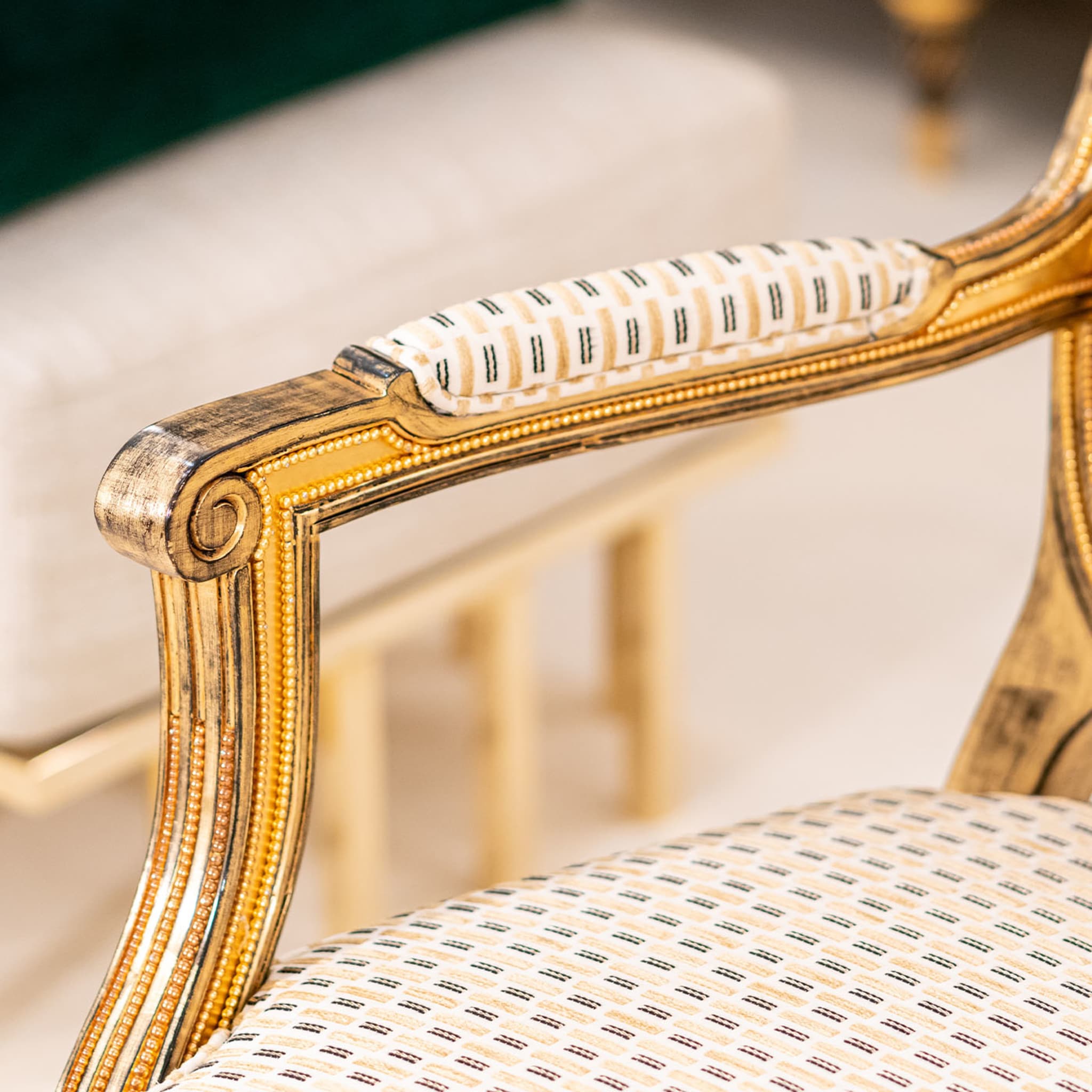 Goldener gemusterter Sessel im Louis XVI-Stil - Alternative Ansicht 2