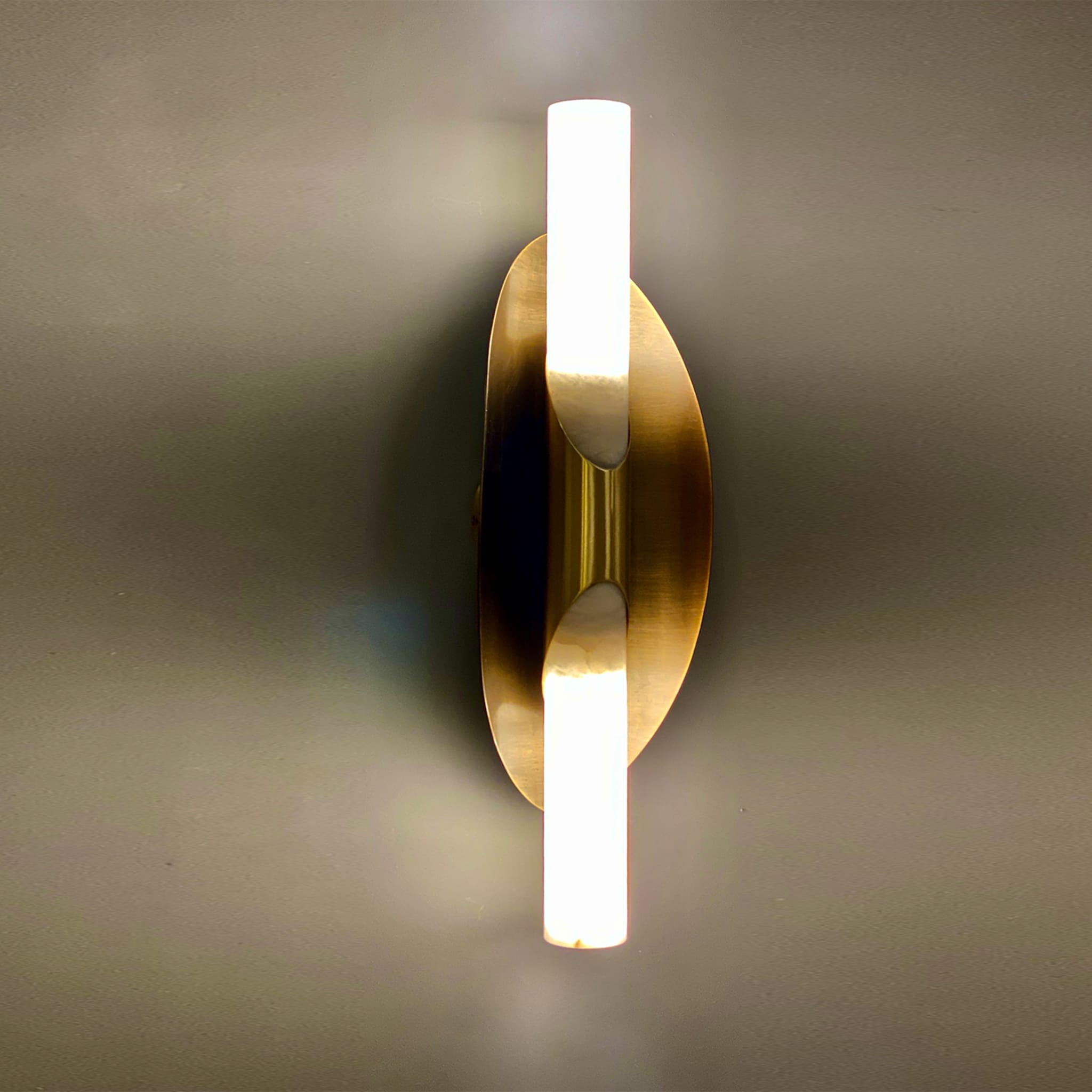 "Manta" Wall Sconce in Brushed Bronze and Satin Brass - Alternative view 4