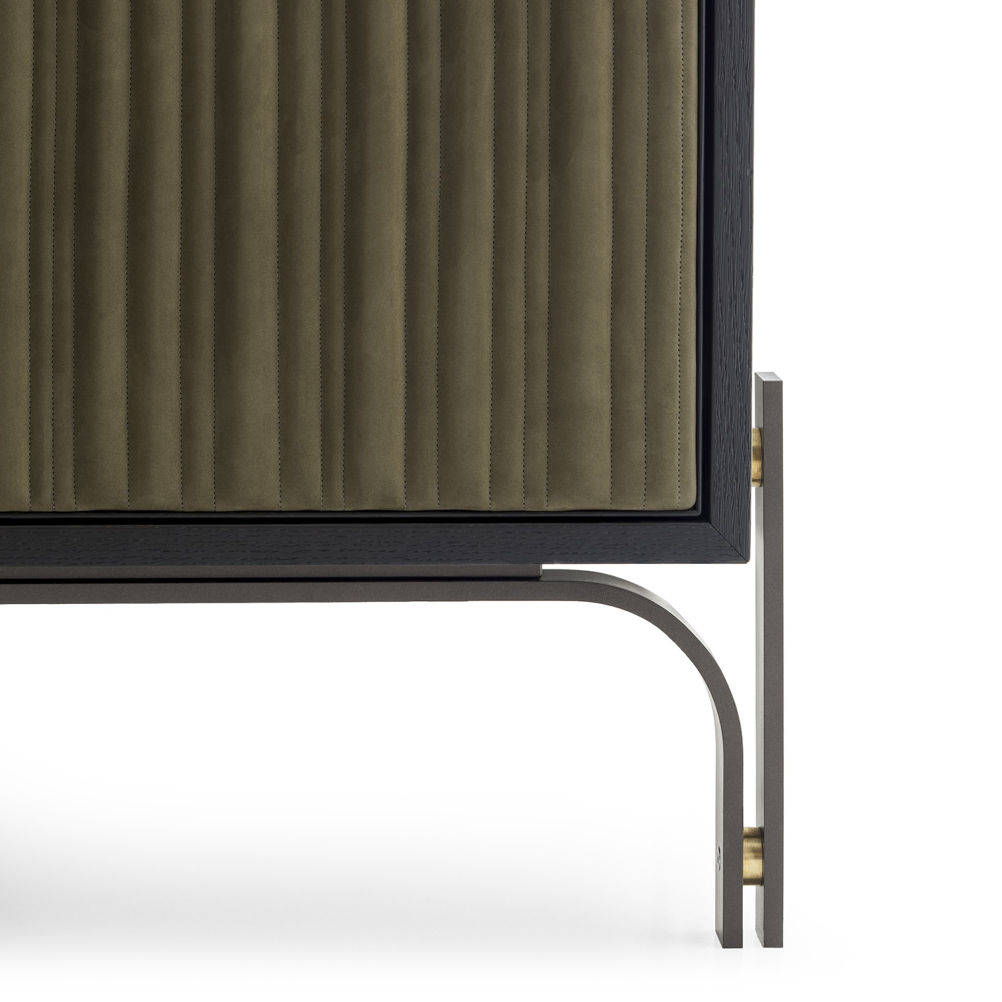 Canette 2-türiges Sideboard aus salbeigrünem Nubukleder und Eiche - Alternative Ansicht 1