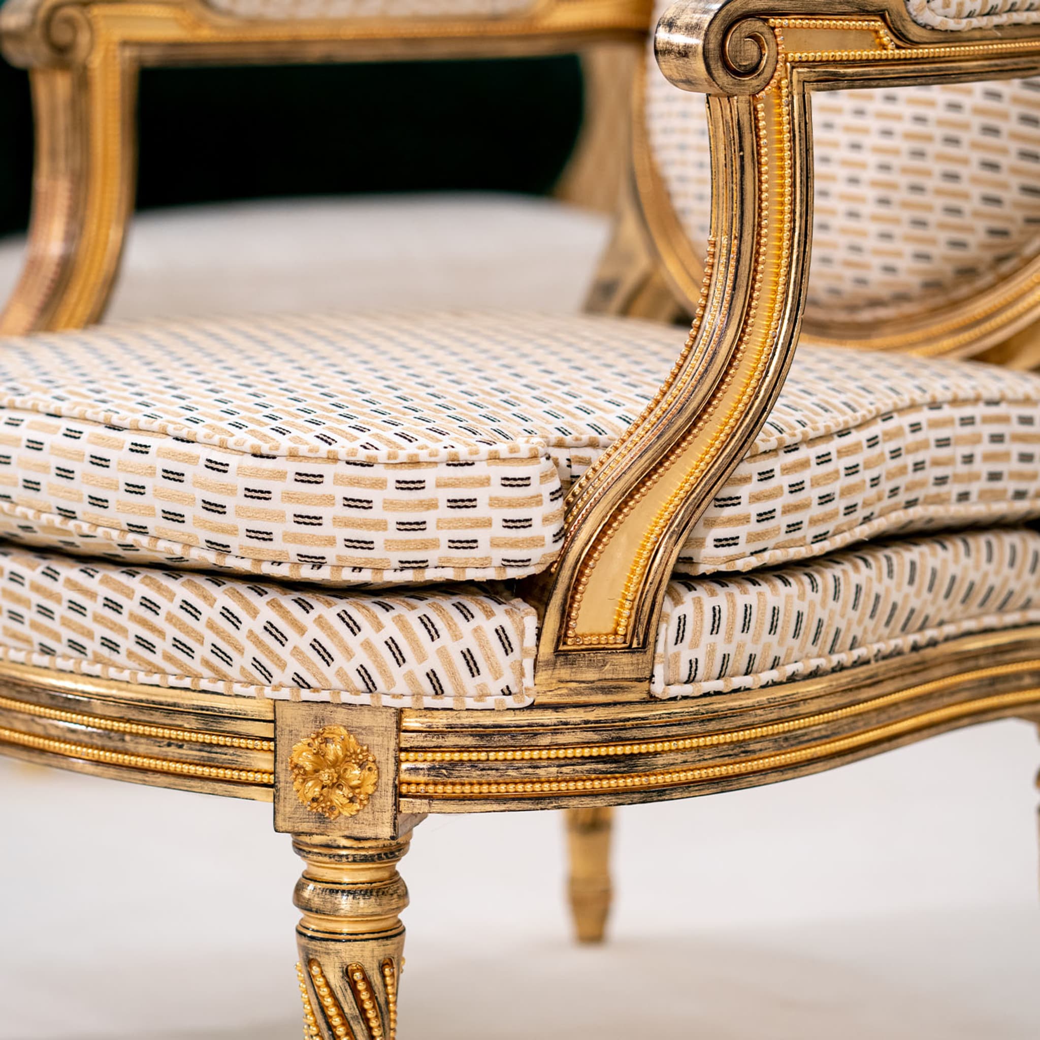 Goldener gemusterter Sessel im Louis XVI-Stil - Alternative Ansicht 1