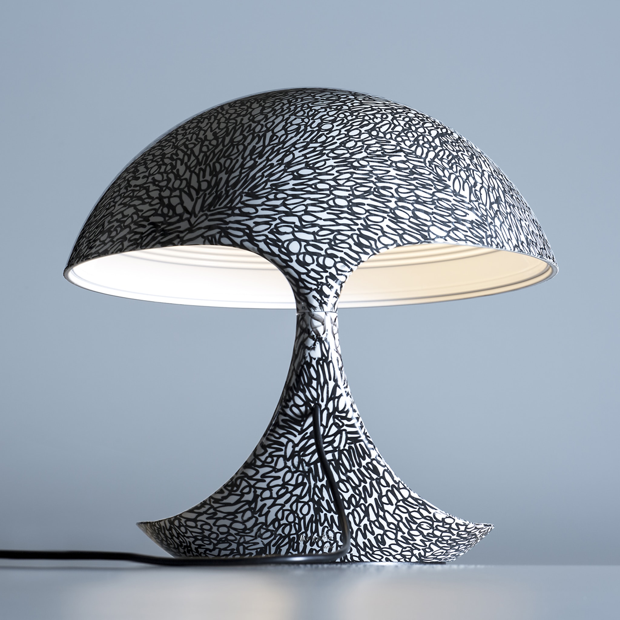 Cobra Texture Black-And-White Table Lamp by A. Femia & A. Simony - Alternative view 4