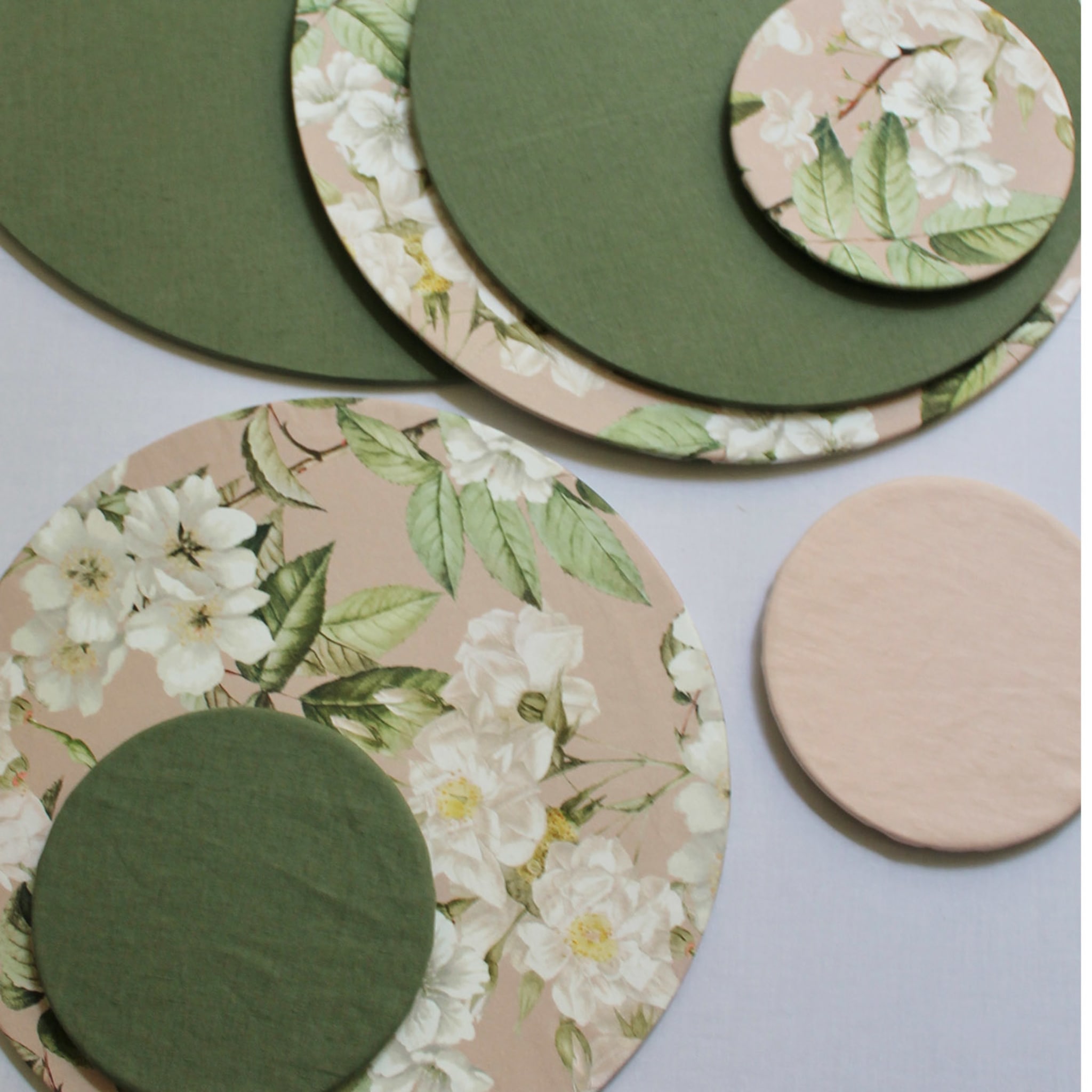 Set of 2 Cuffiette White Flowers Extra-Small Round Placemats - Alternative view 1