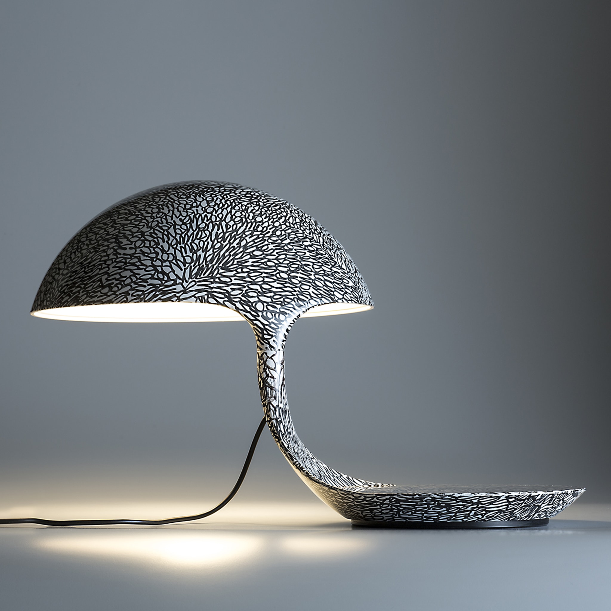 Cobra Texture Black-And-White Table Lamp by A. Femia & A. Simony - Alternative view 3