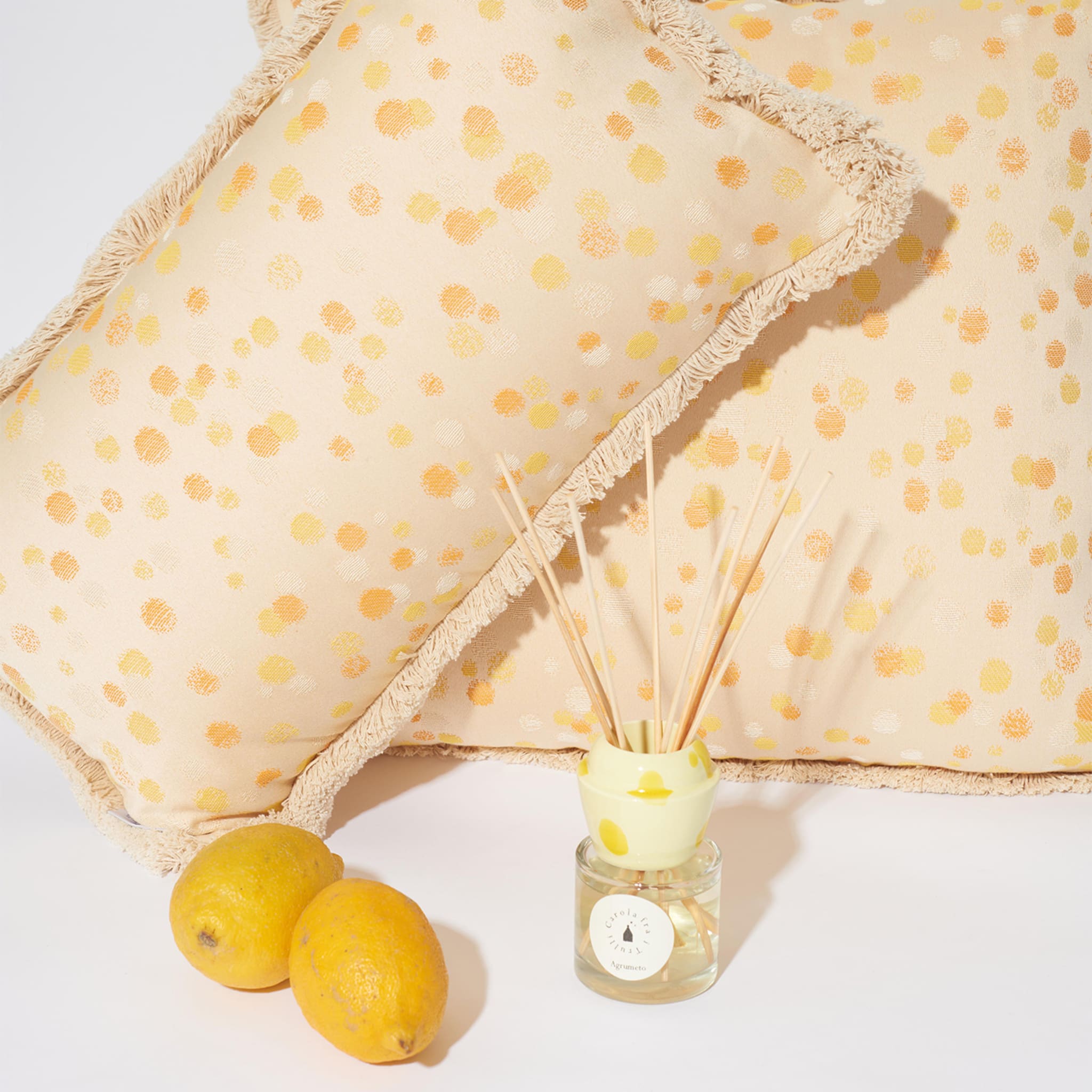 Cuscino grande con frange color crema e giallo - Vista alternativa 1