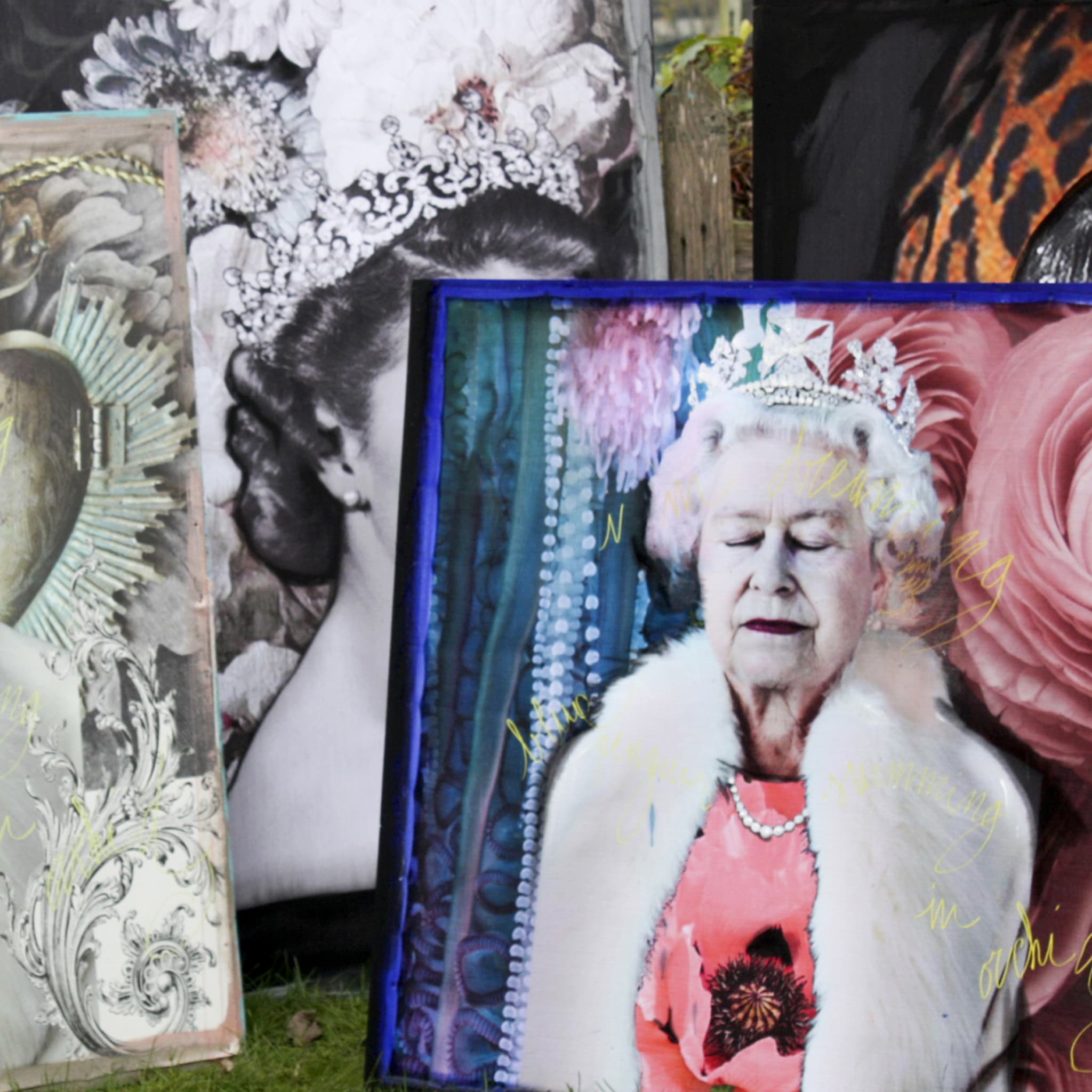Regina Elisabetta II in Rosa Tapestry Limited Edition - Alternative view 1